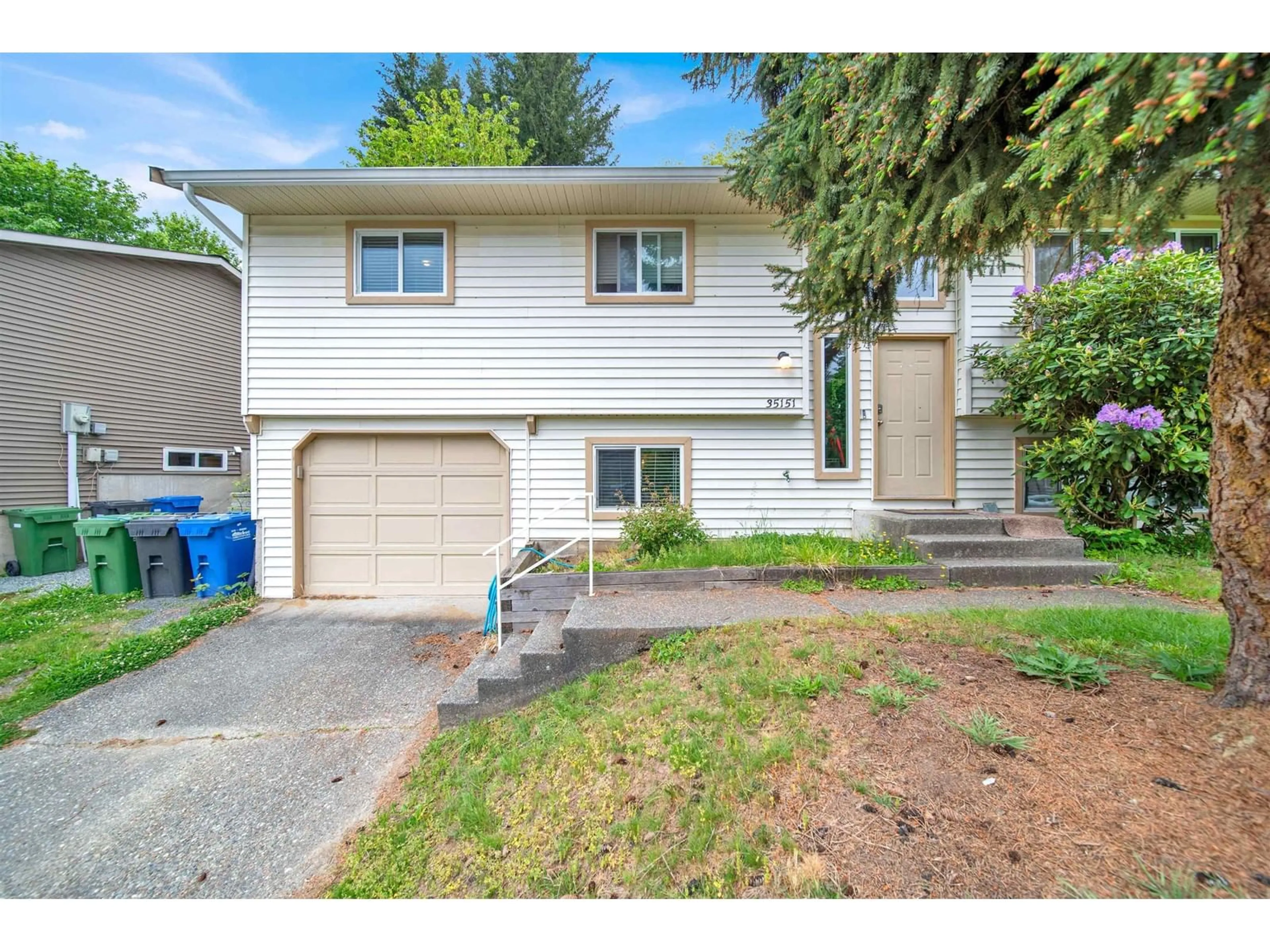 Home with vinyl exterior material, street for 35151 SKEENA, Abbotsford British Columbia V2S7H5