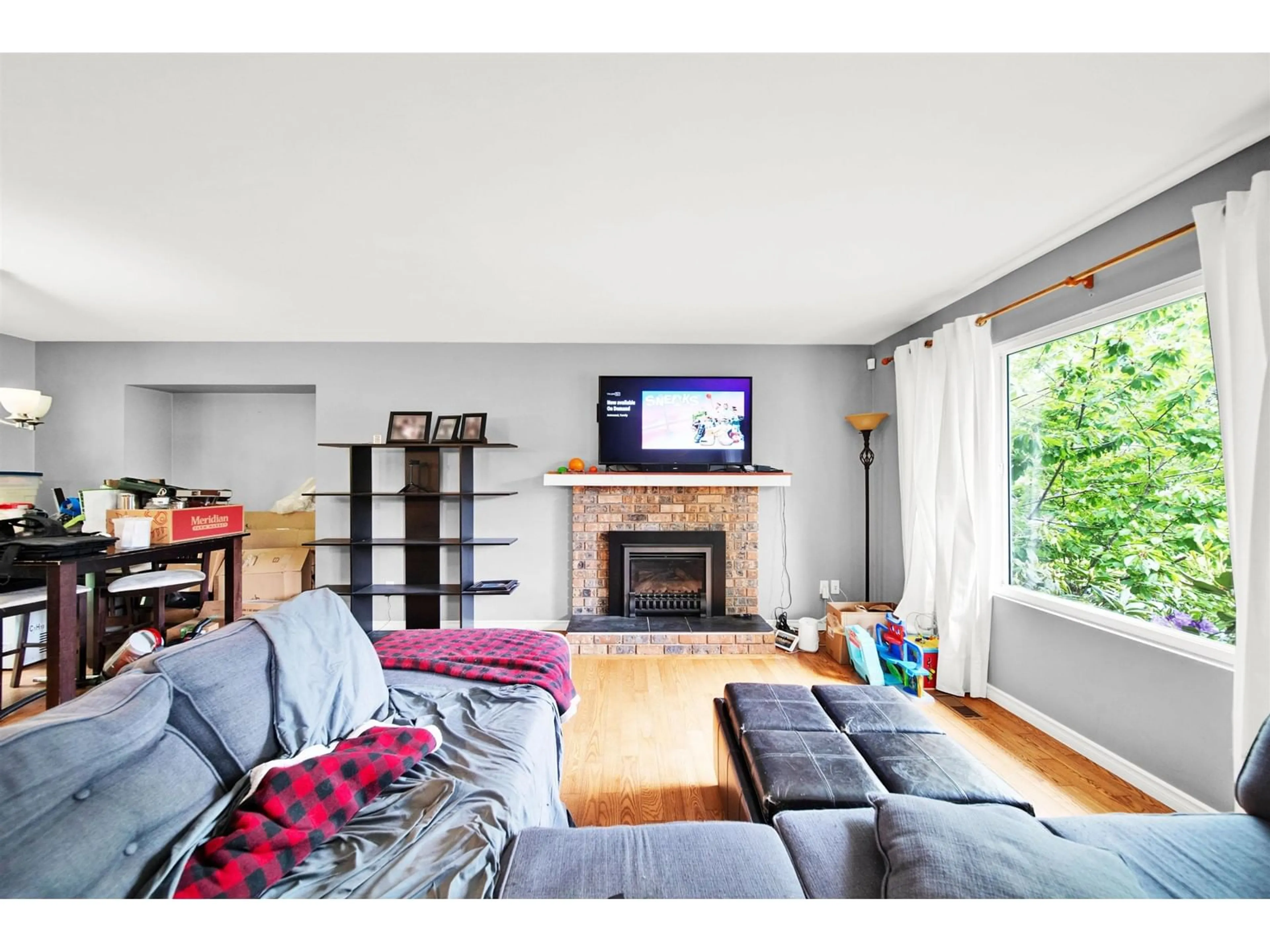 Living room with furniture, wood/laminate floor for 35151 SKEENA, Abbotsford British Columbia V2S7H5