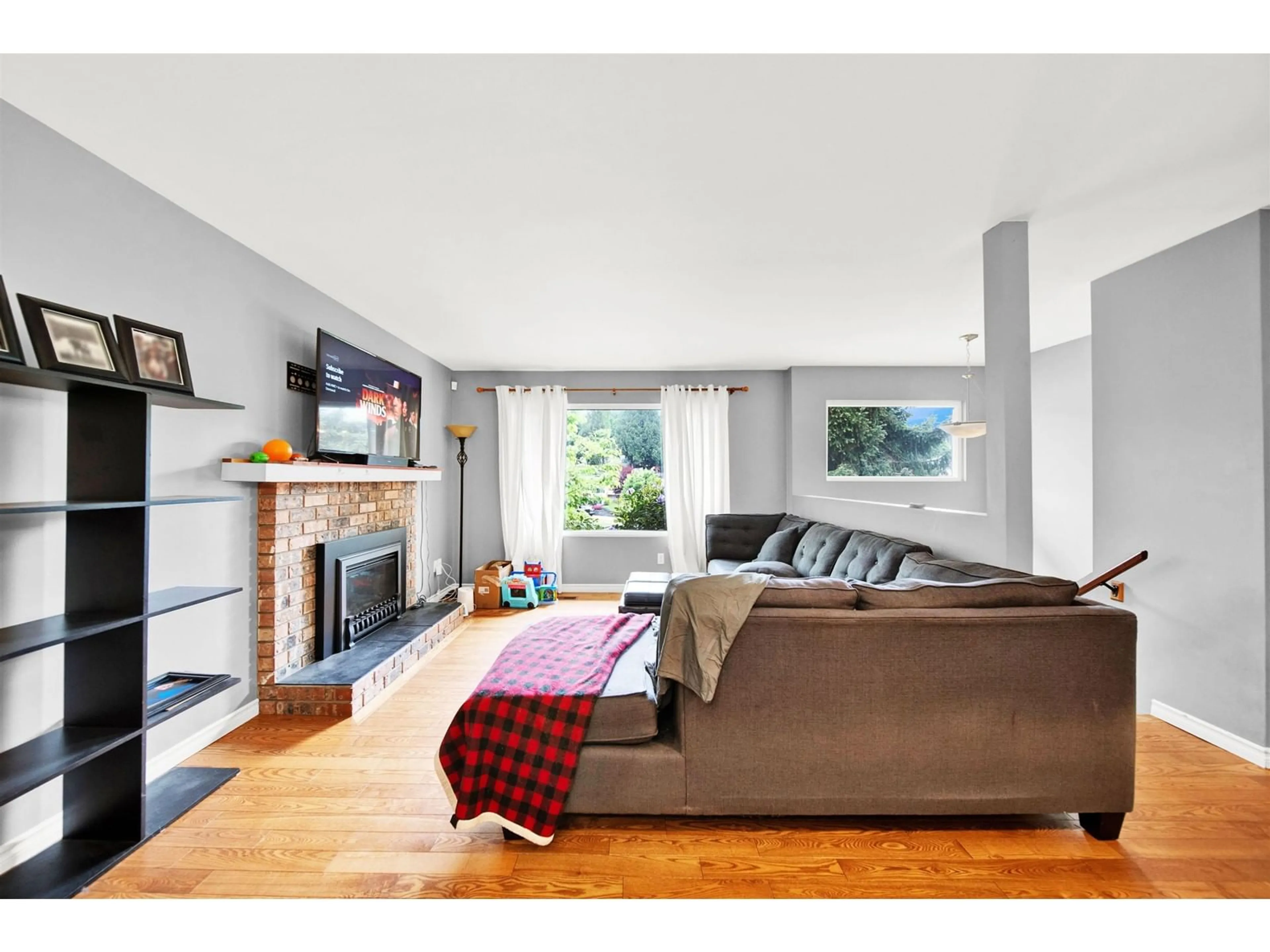 Living room with furniture, wood/laminate floor for 35151 SKEENA, Abbotsford British Columbia V2S7H5