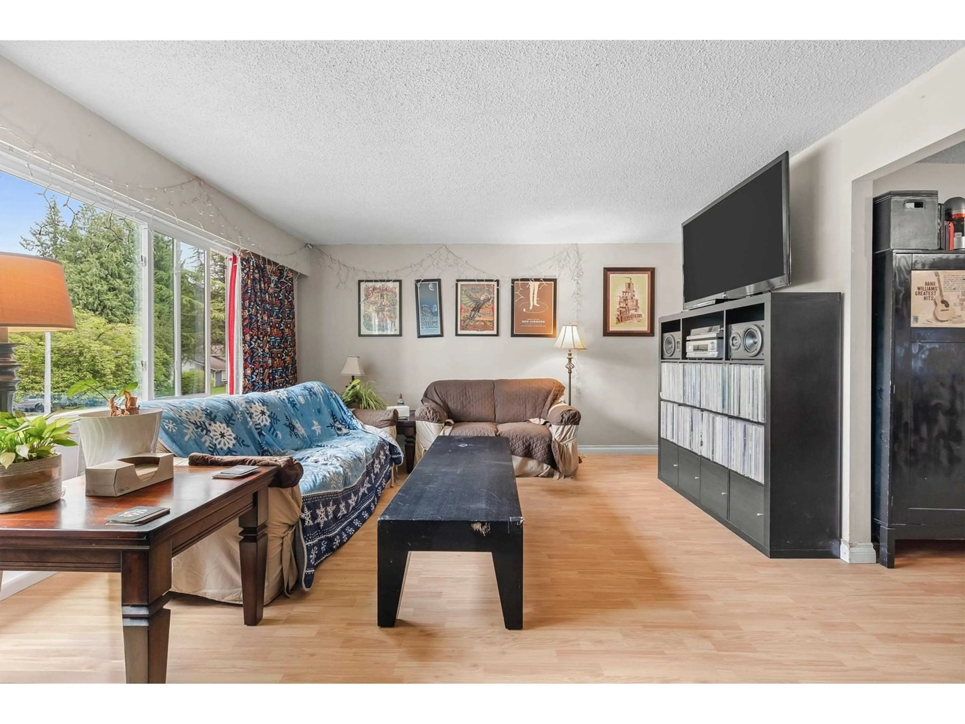 Living room with furniture, wood/laminate floor for 10281 145, Surrey British Columbia V3R3R5