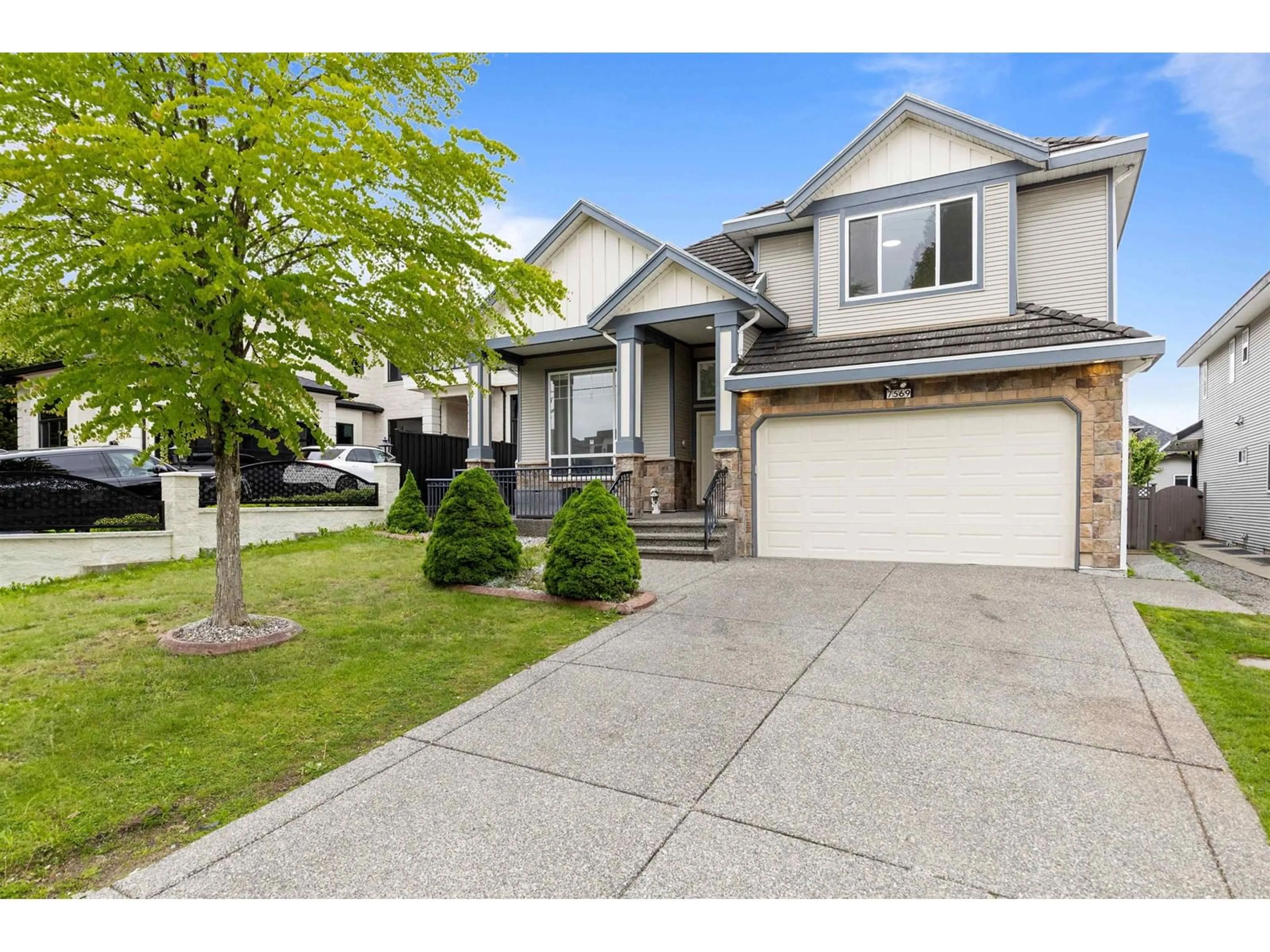 Home with vinyl exterior material, street for 7569 148, Surrey British Columbia V3S3E8