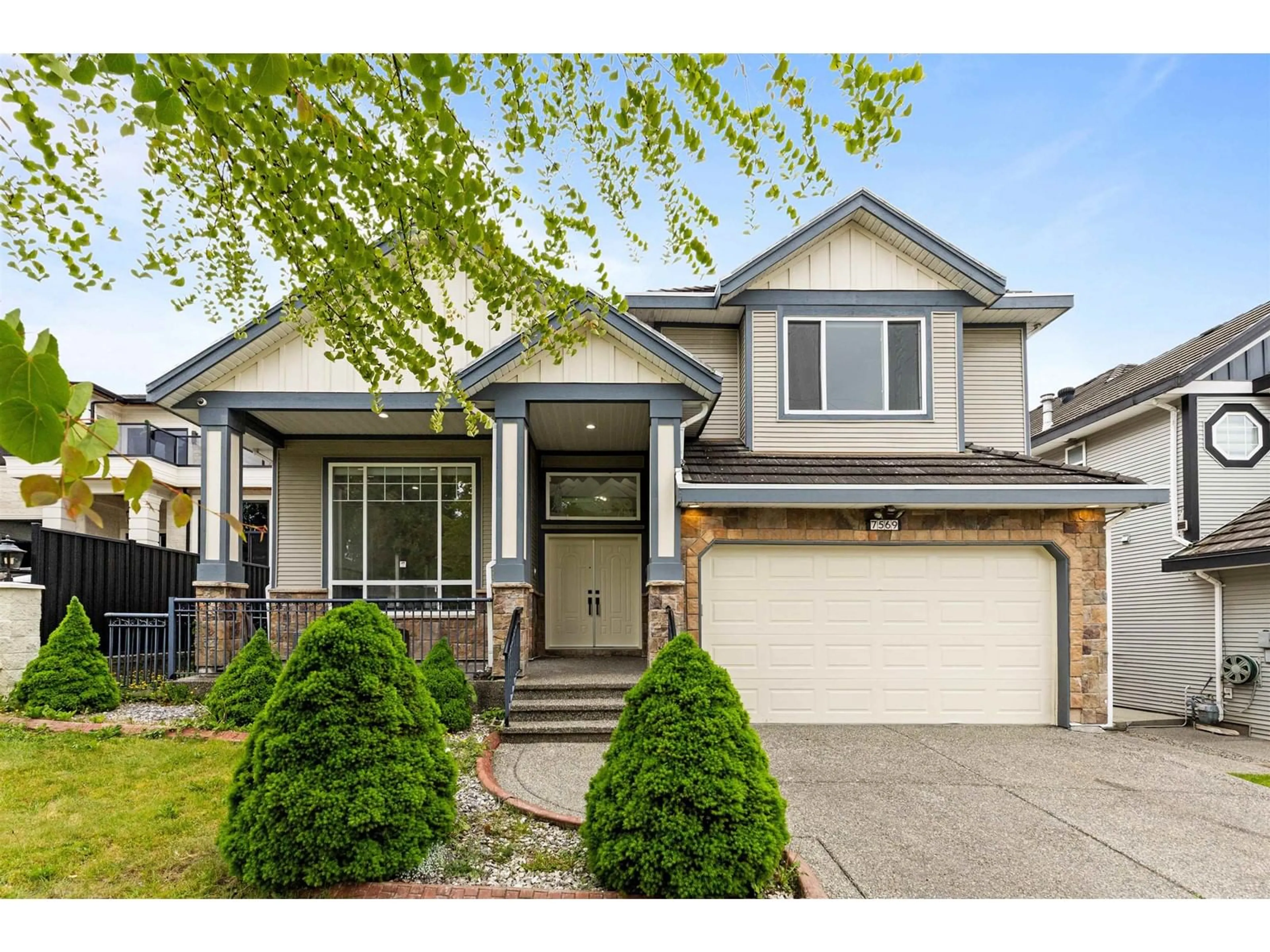 Home with vinyl exterior material, street for 7569 148, Surrey British Columbia V3S3E8