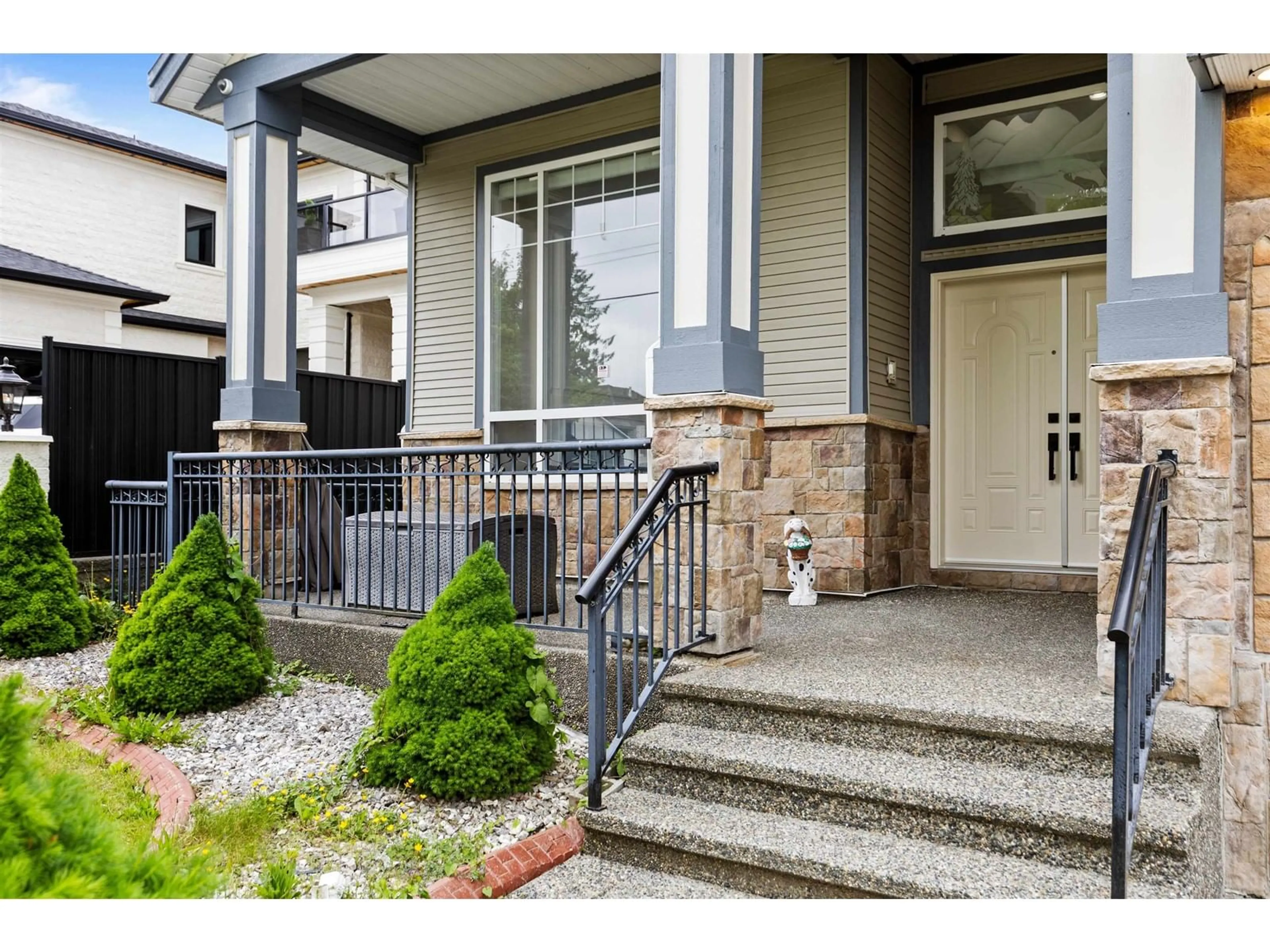 Indoor entryway for 7569 148, Surrey British Columbia V3S3E8
