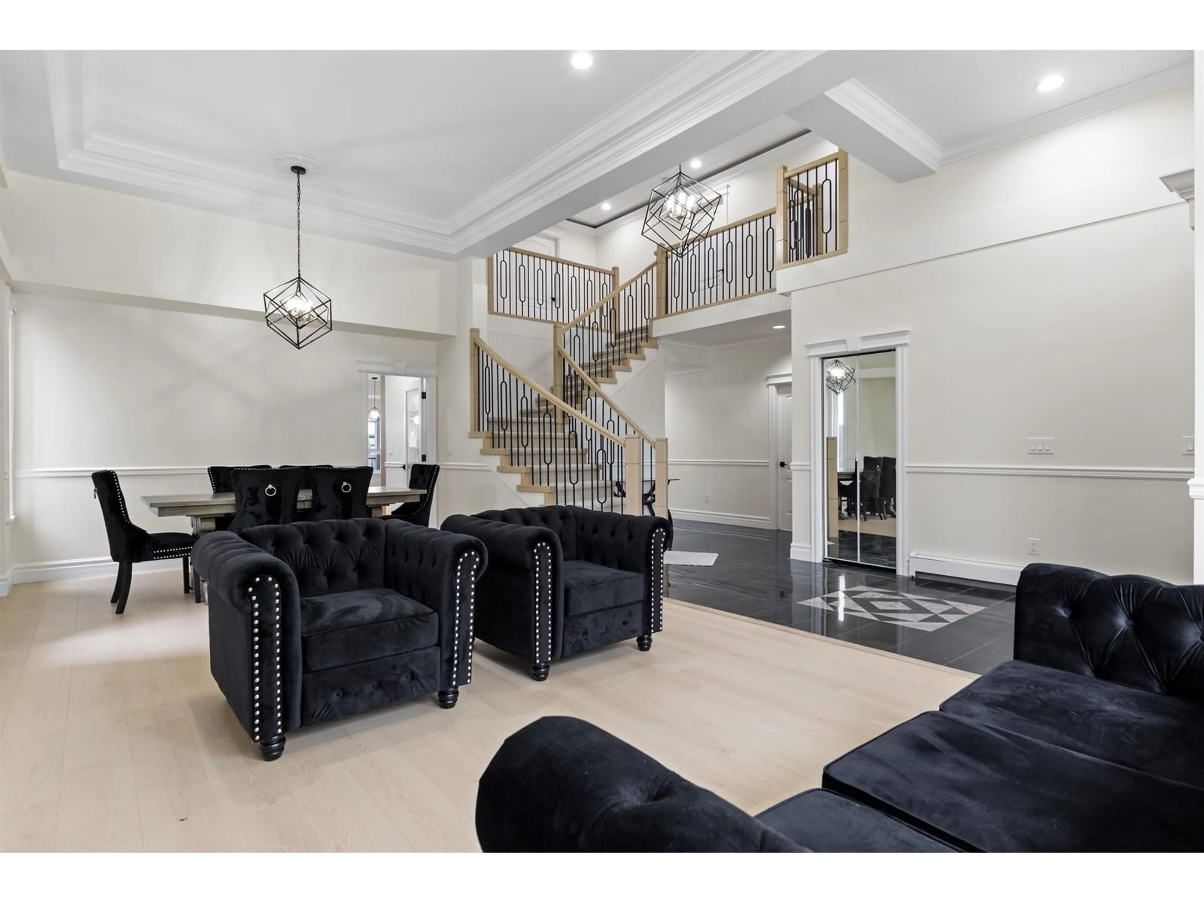 Indoor foyer for 7569 148, Surrey British Columbia V3S3E8