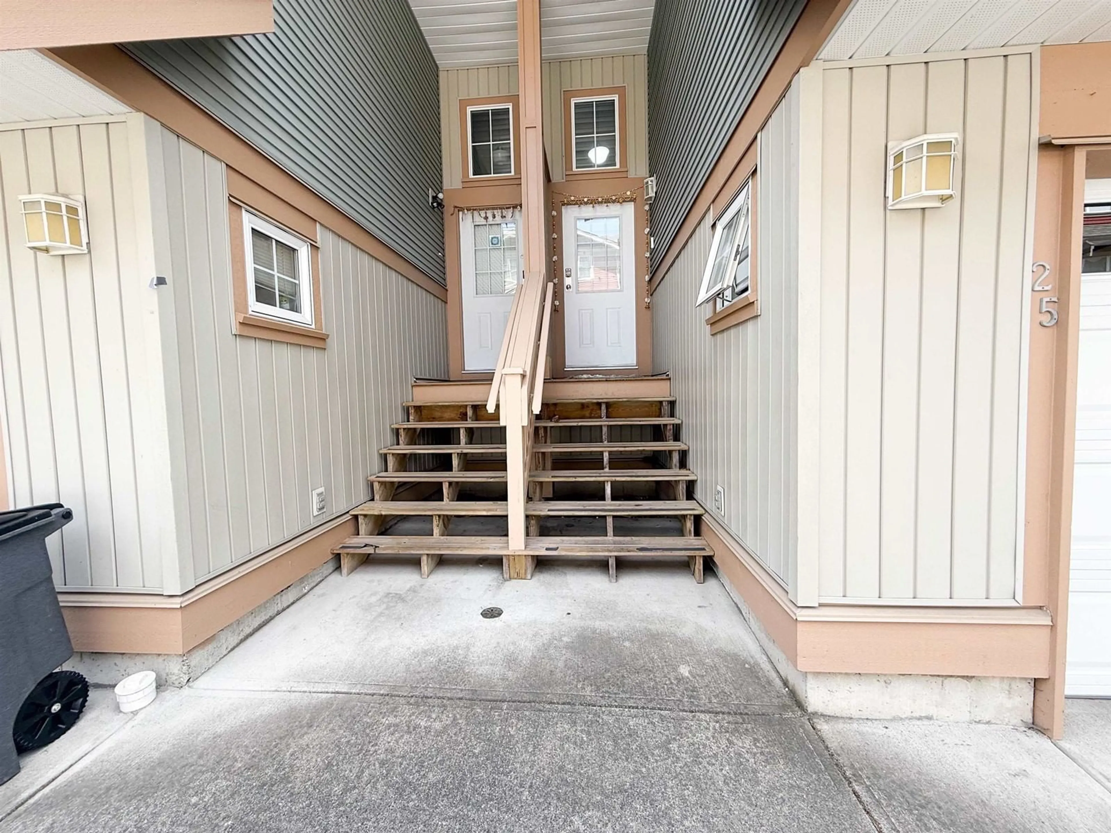 Indoor foyer for 25 - 7518 138, Surrey British Columbia V3W1S1