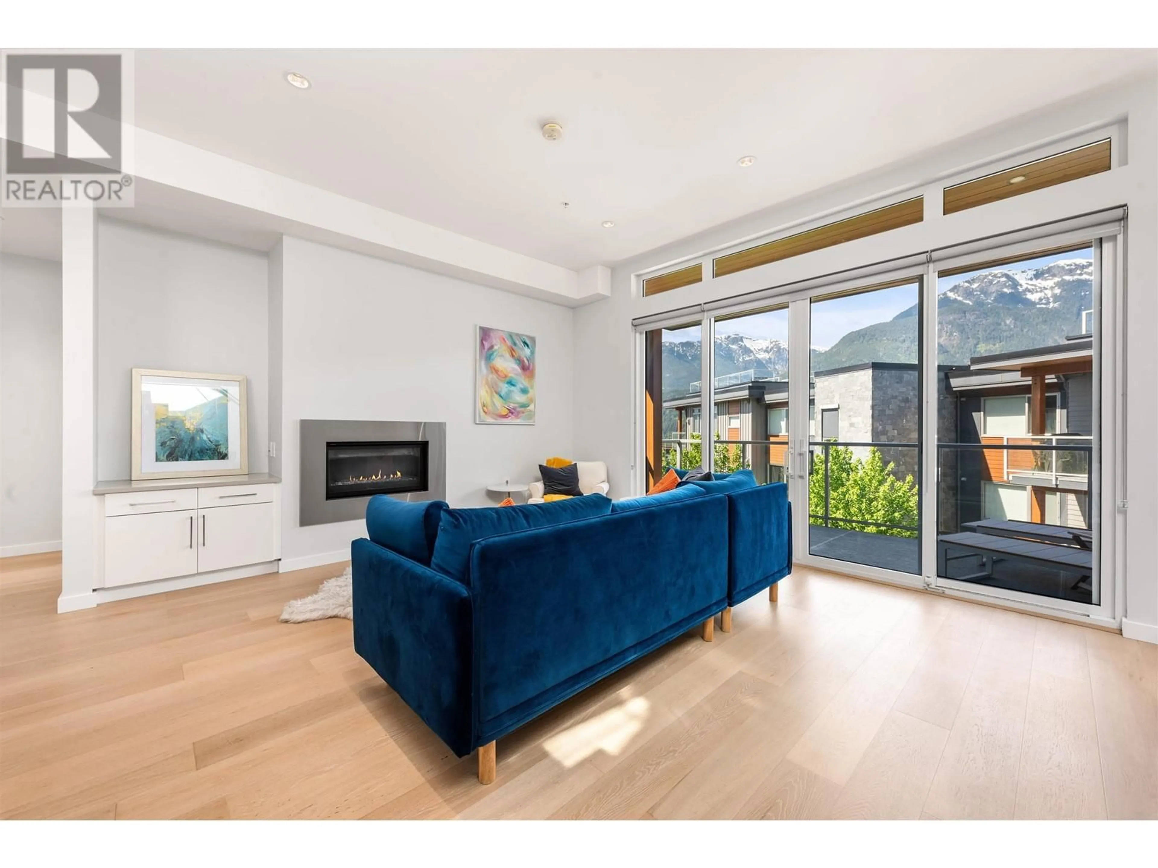 Living room with furniture, wood/laminate floor for 312 - 41328 SKYRIDGE PLACE, Squamish British Columbia V8B1A4