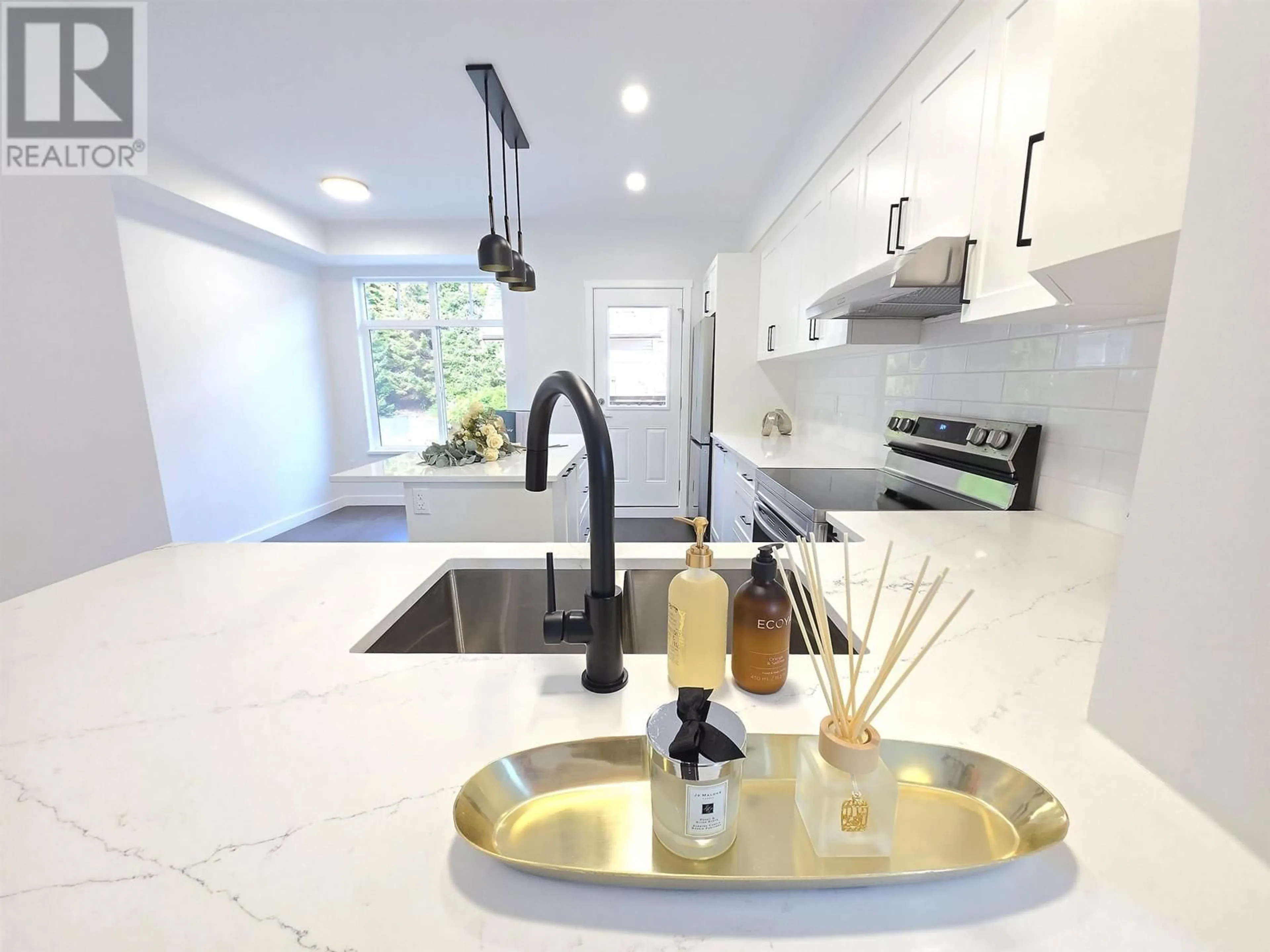 Contemporary kitchen, ceramic/tile floor for 73 - 2000 PANORAMA DRIVE, Port Moody British Columbia V3H5J5