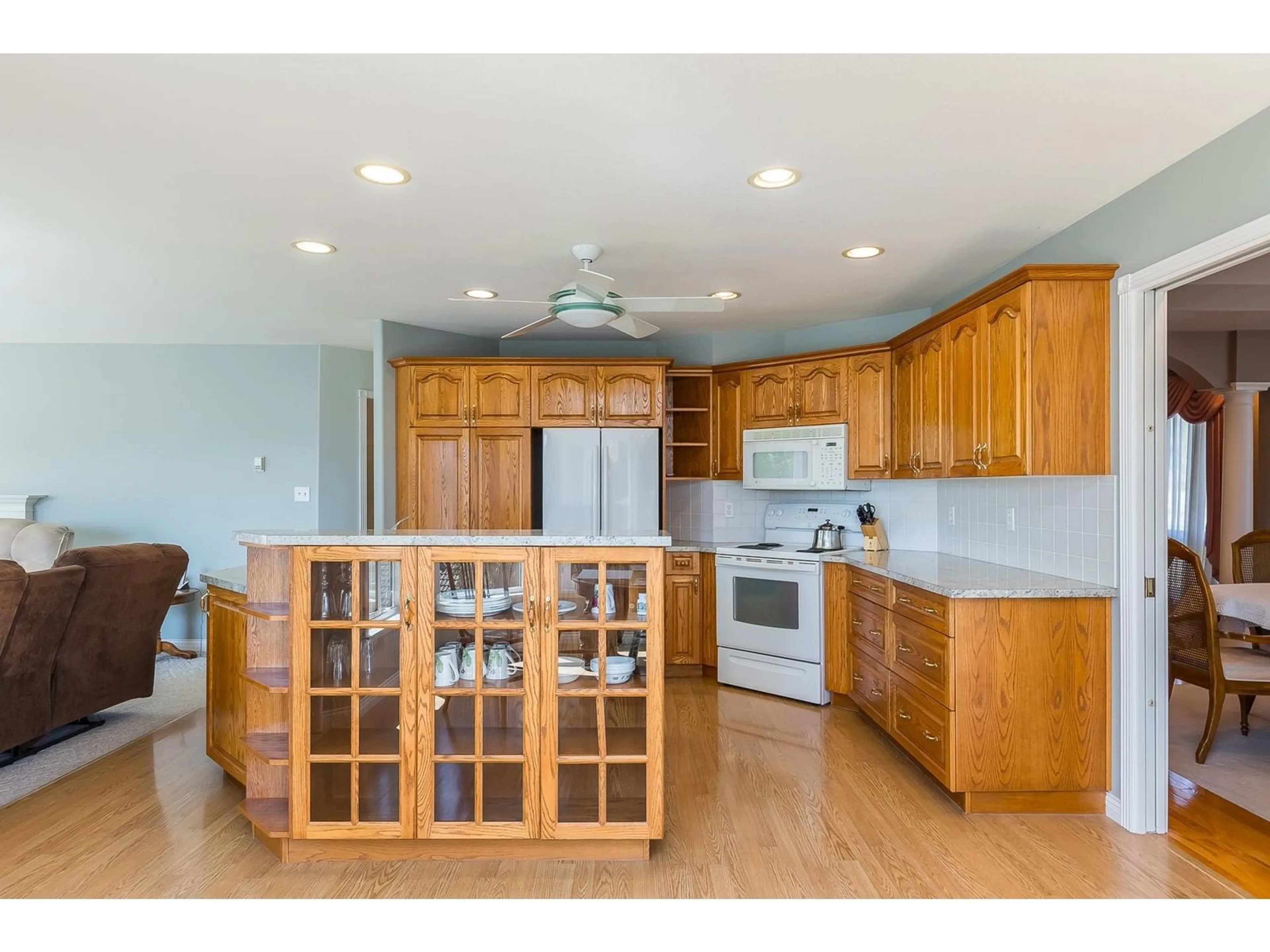 Open concept kitchen, wood/laminate floor for 35148 KNOX, Abbotsford British Columbia V3G2W3