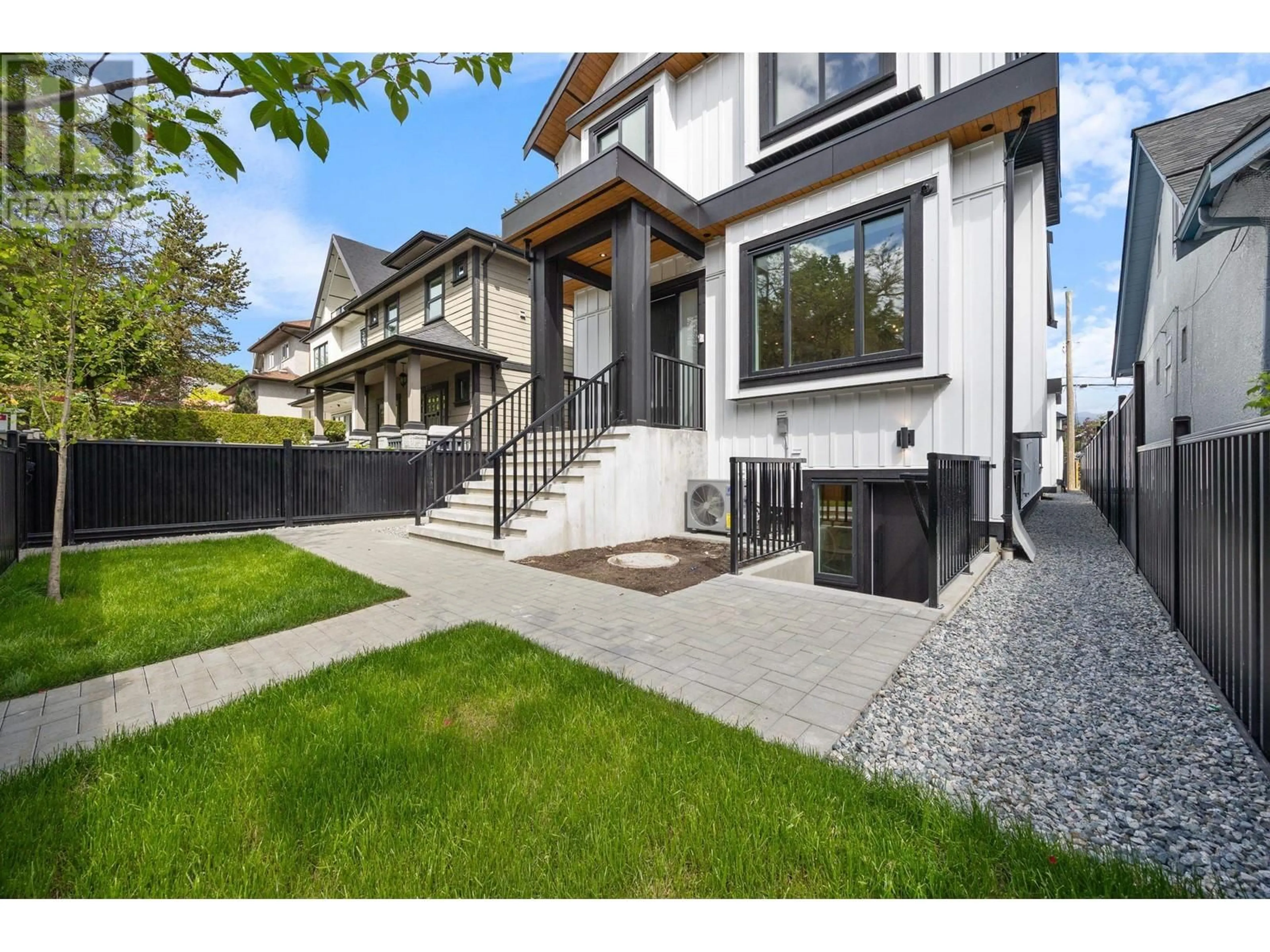 Unknown for 2181 CHARLES STREET, Vancouver British Columbia V5L2V2