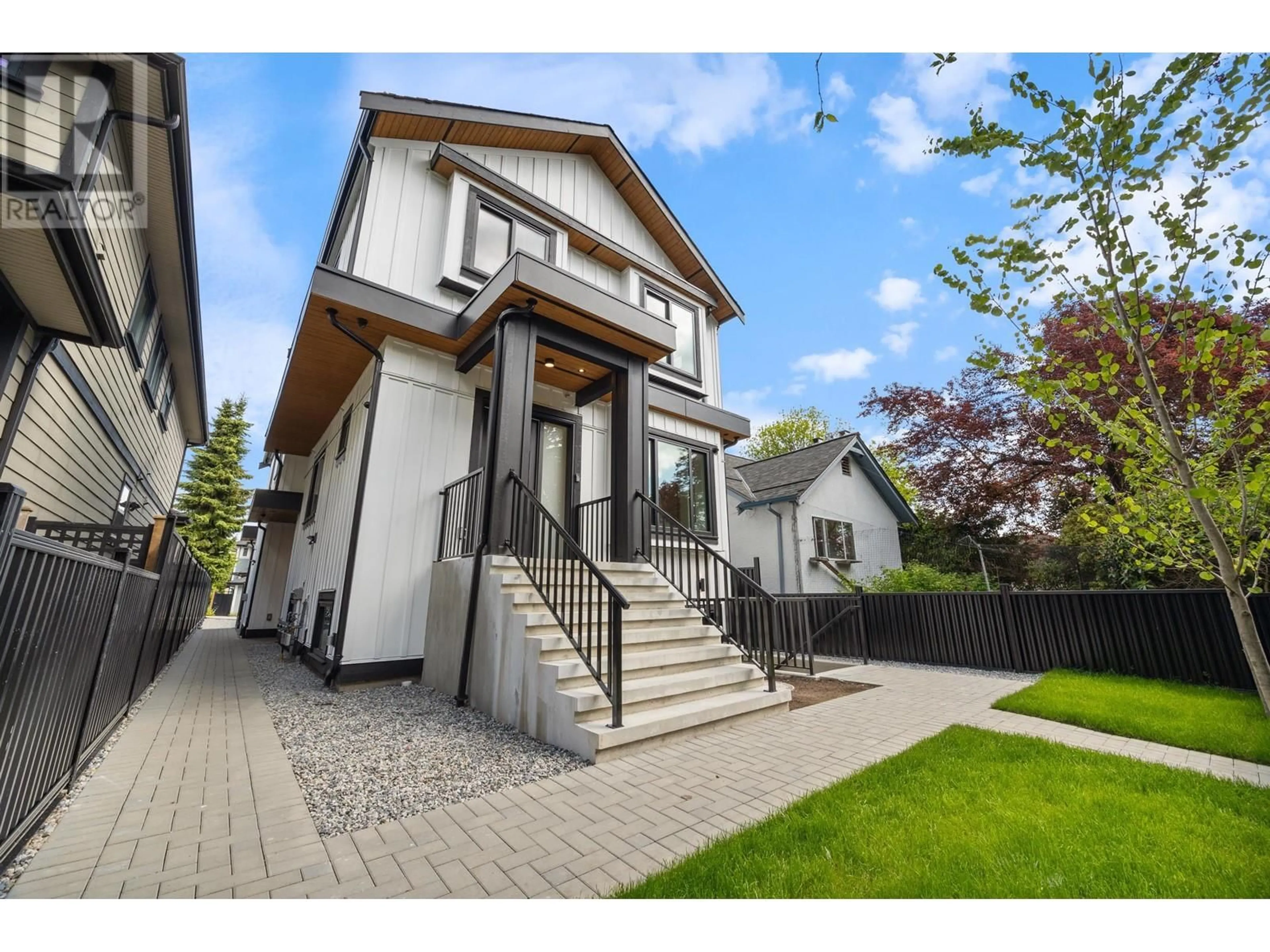 Unknown for 2181 CHARLES STREET, Vancouver British Columbia V5L2V2