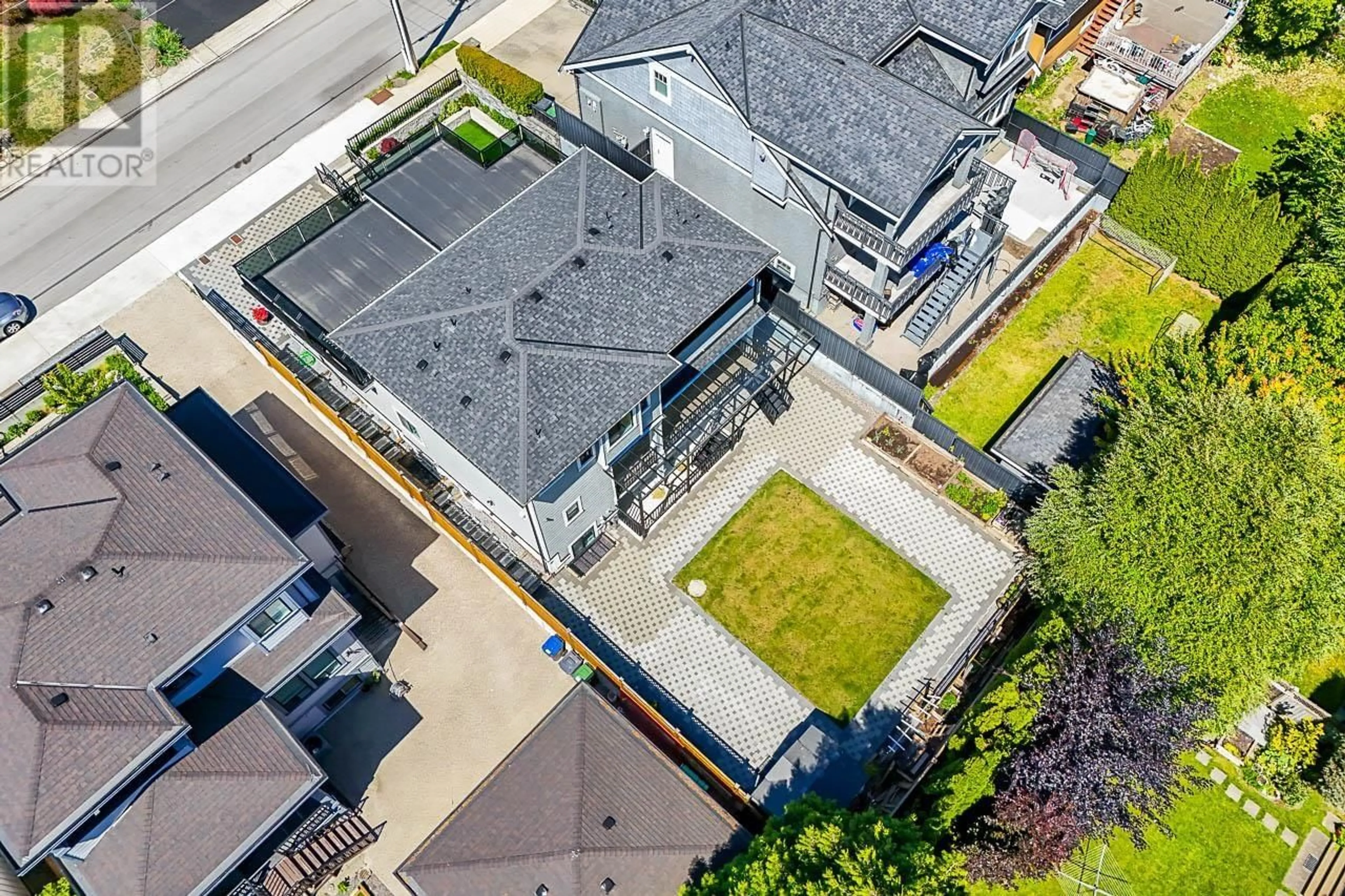 A pic from outside/outdoor area/front of a property/back of a property/a pic from drone, unknown for 208 BLACKMAN STREET, New Westminster British Columbia V3L2A7
