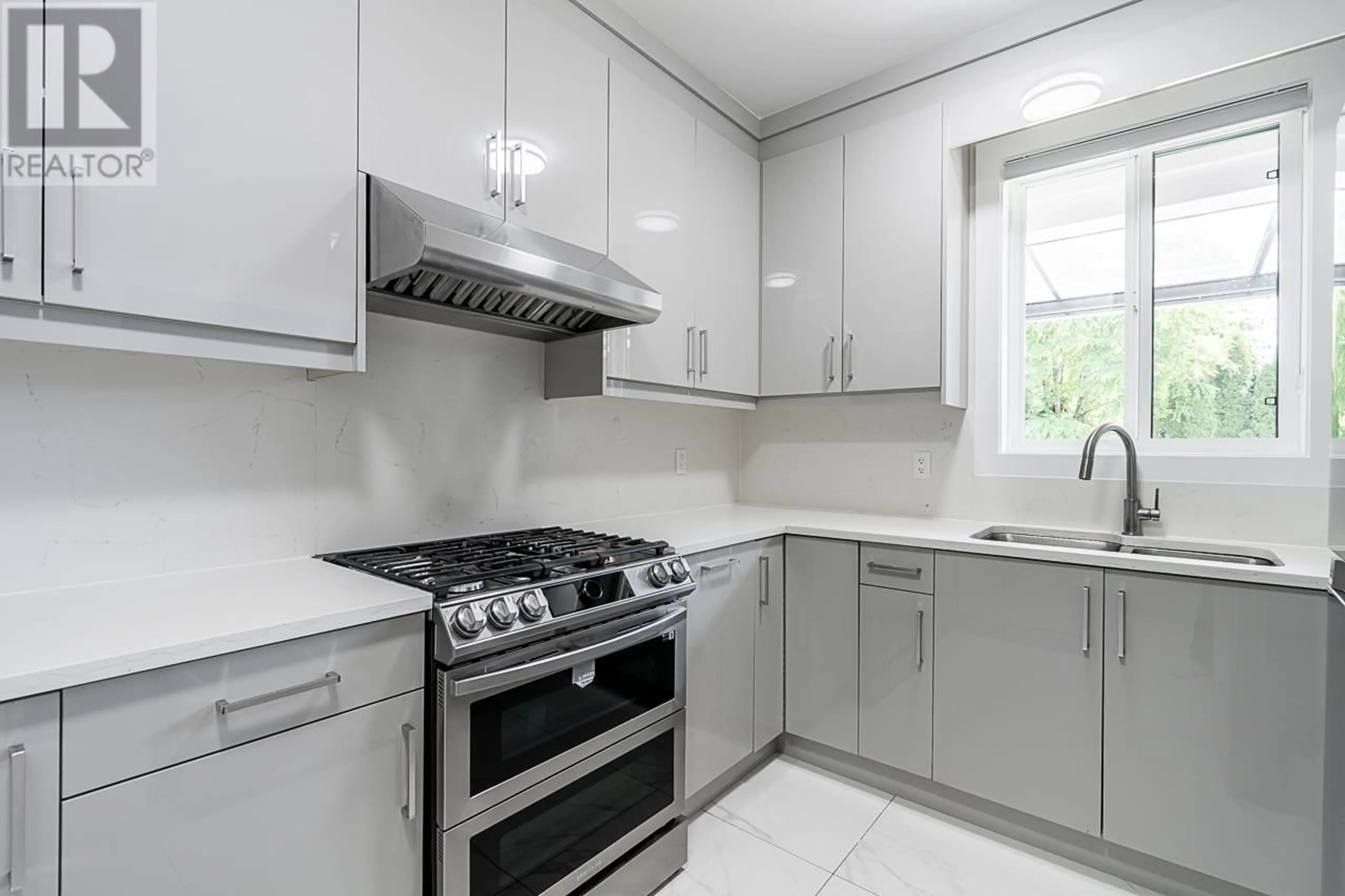 Standard kitchen, unknown for 208 BLACKMAN STREET, New Westminster British Columbia V3L2A7