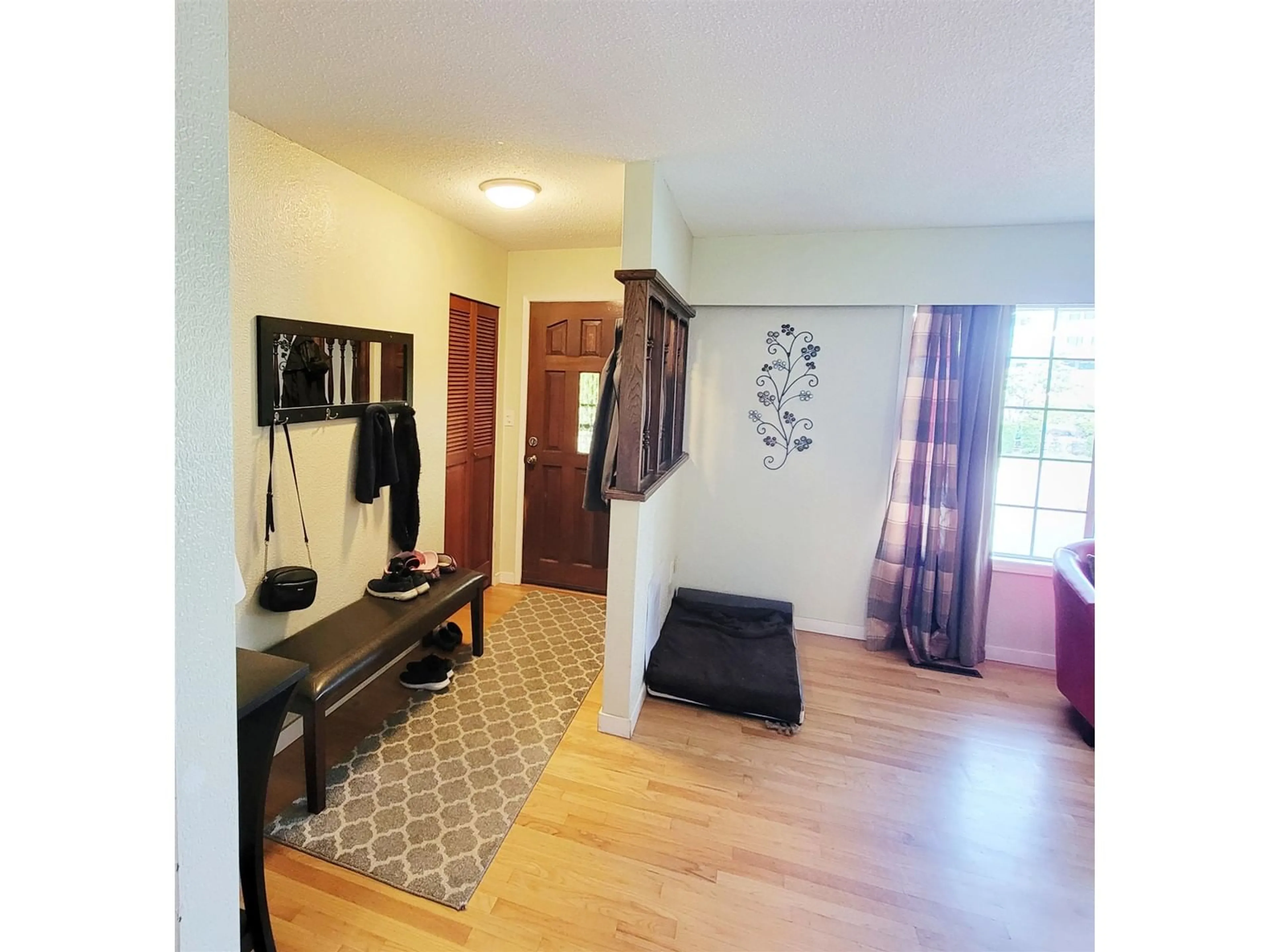 Indoor entryway for 420 BEAR AVENUE, Harrison Hot Springs British Columbia V0M1K0