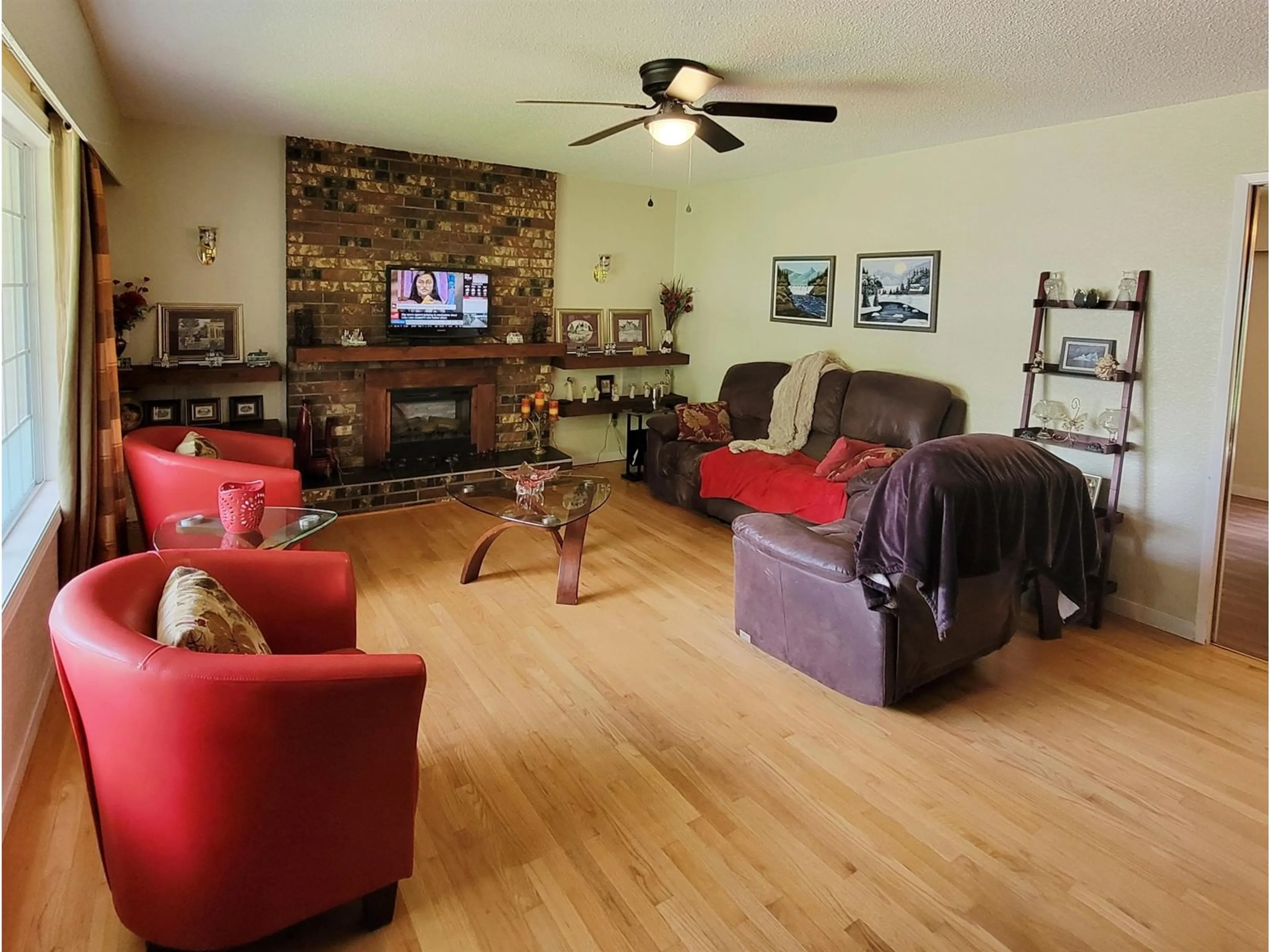 Living room with furniture, wood/laminate floor for 420 BEAR AVENUE, Harrison Hot Springs British Columbia V0M1K0