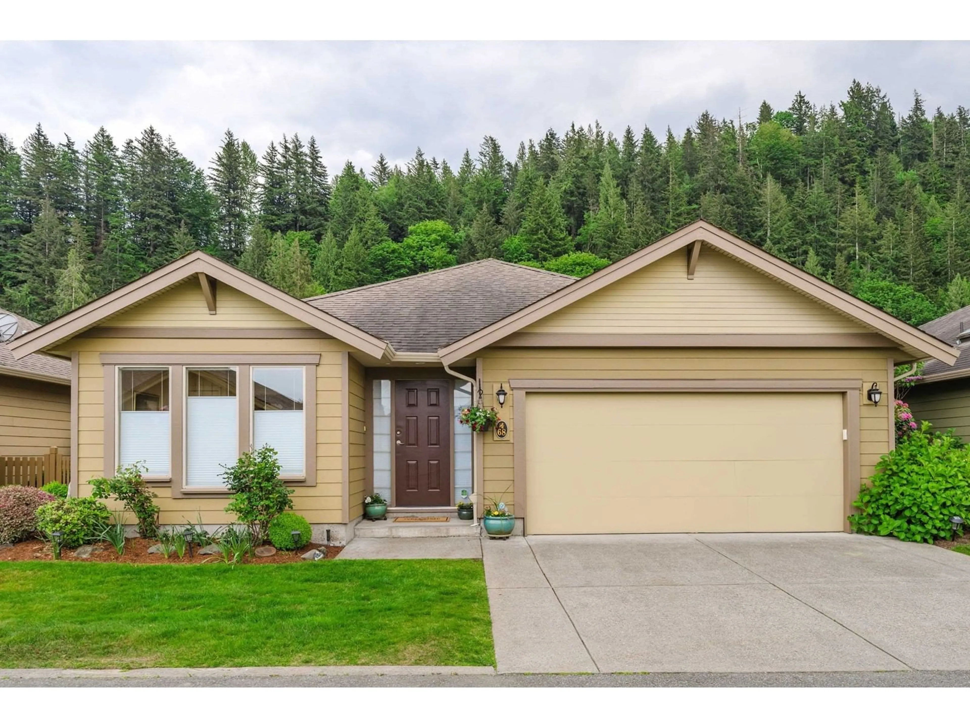 Home with vinyl exterior material, street for 68 - 46000 THOMAS ROAD, Sardis - Chwk River Valley British Columbia V2R5W6