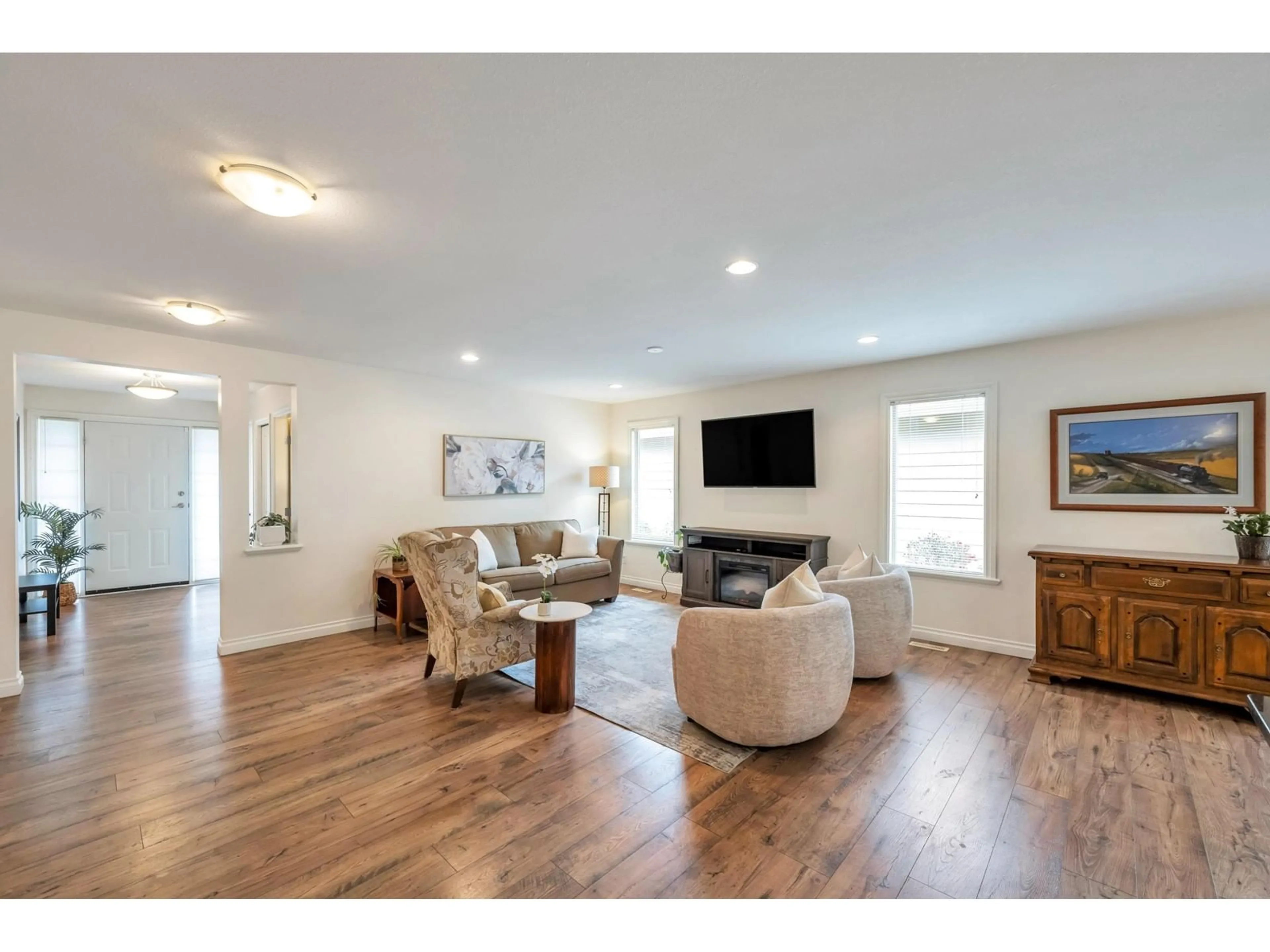 Living room with furniture, wood/laminate floor for 68 - 46000 THOMAS ROAD, Sardis - Chwk River Valley British Columbia V2R5W6