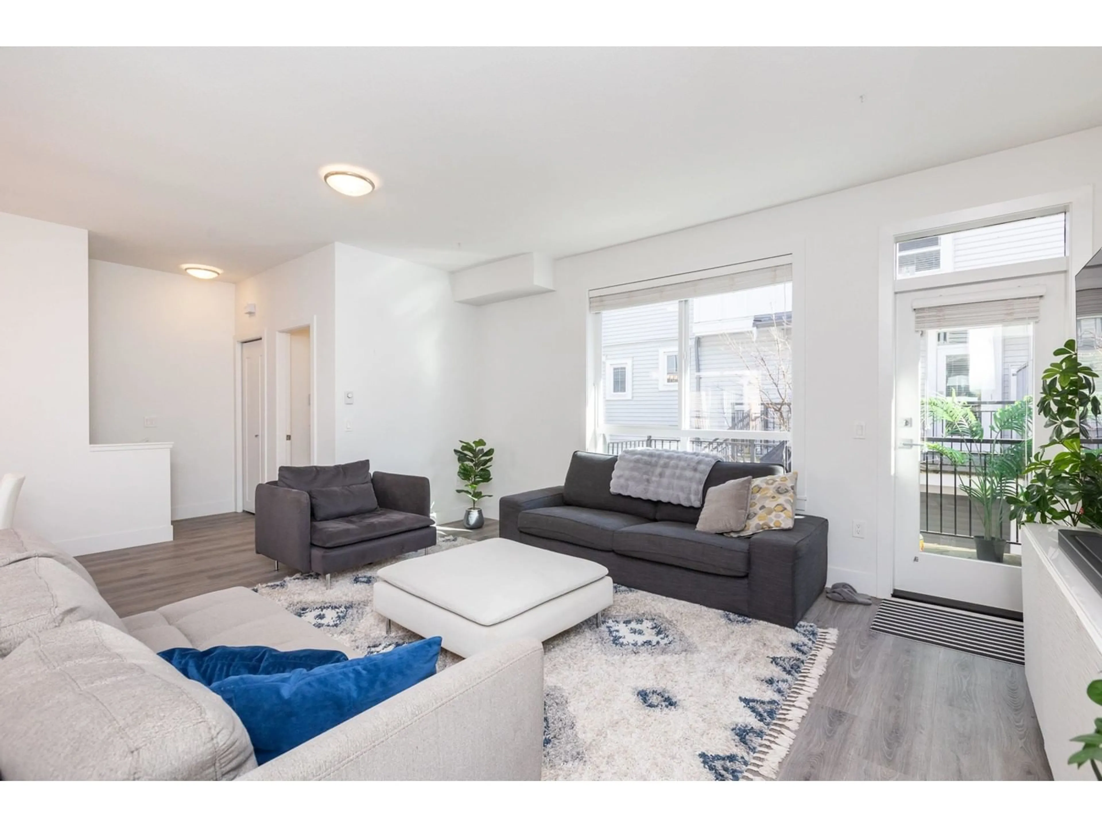 Living room with furniture, unknown for 74 - 9718 161A, Surrey British Columbia V4N6S7