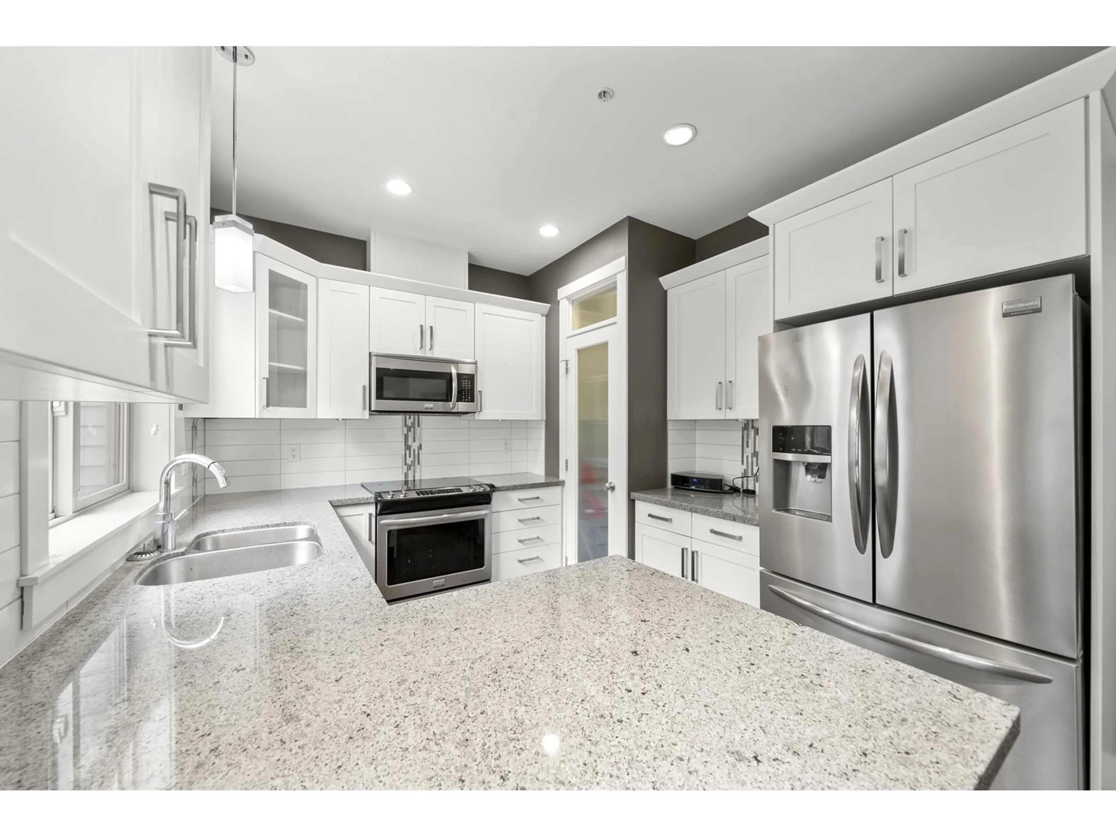 Open concept kitchen, ceramic/tile floor for 41 - 35298 MARSHALL, Abbotsford British Columbia V3G0E2