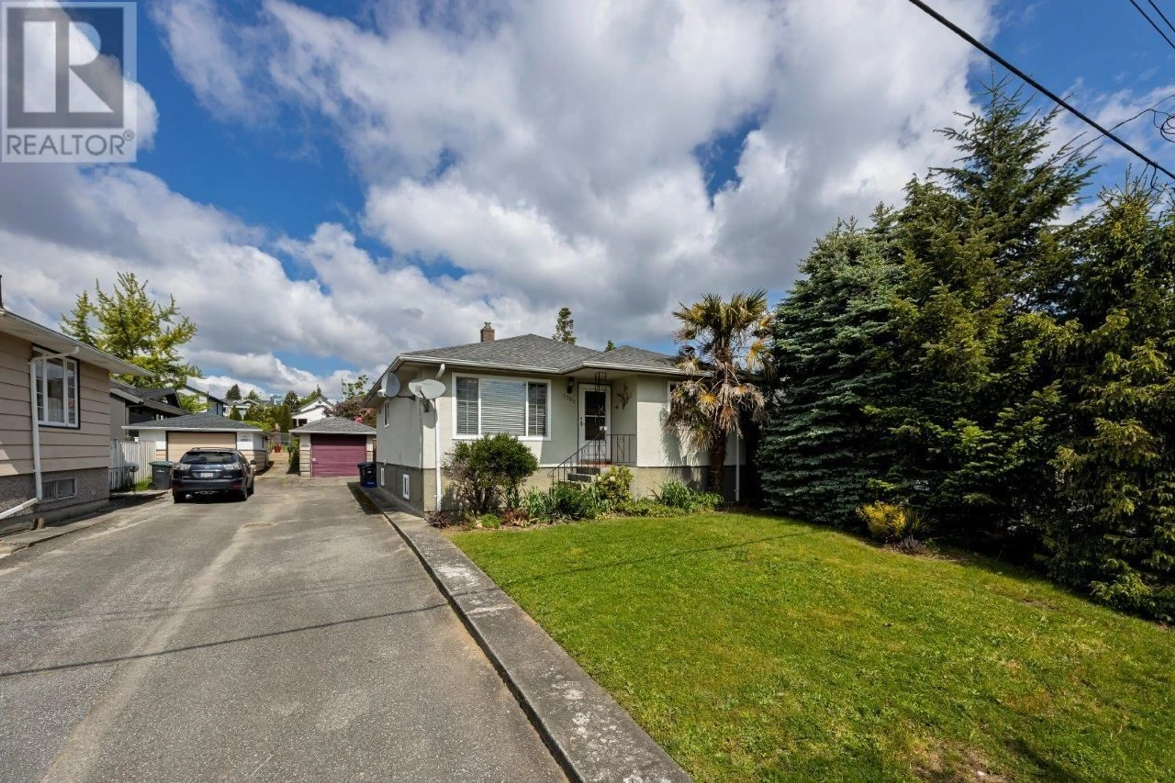 A pic from outside/outdoor area/front of a property/back of a property/a pic from drone, street for 1303 EDINBURGH STREET, New Westminster British Columbia V3M2W1