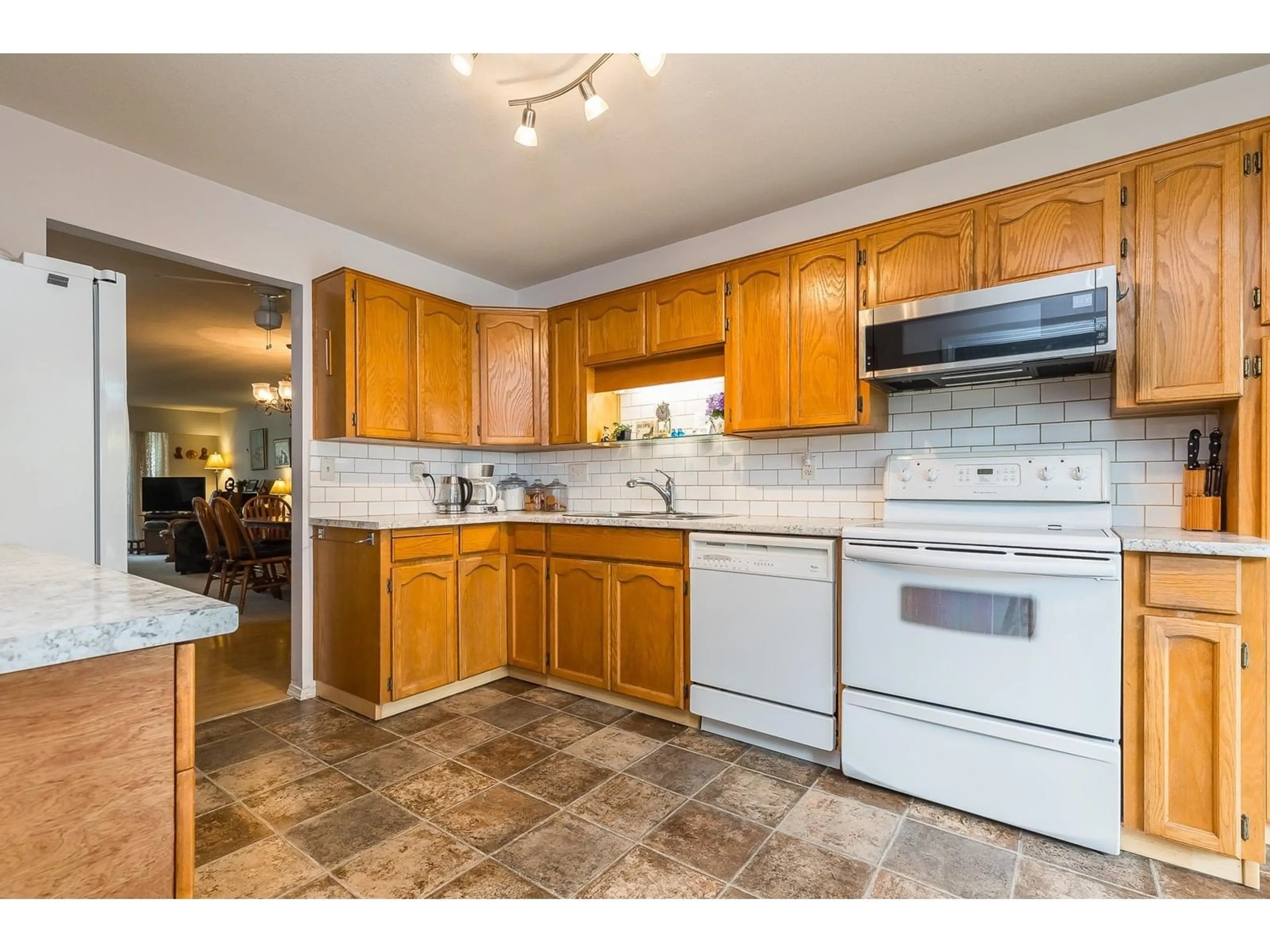 Standard kitchen, ceramic/tile floor for 59 - 32691 GARIBALDI, Abbotsford British Columbia V2T5T7