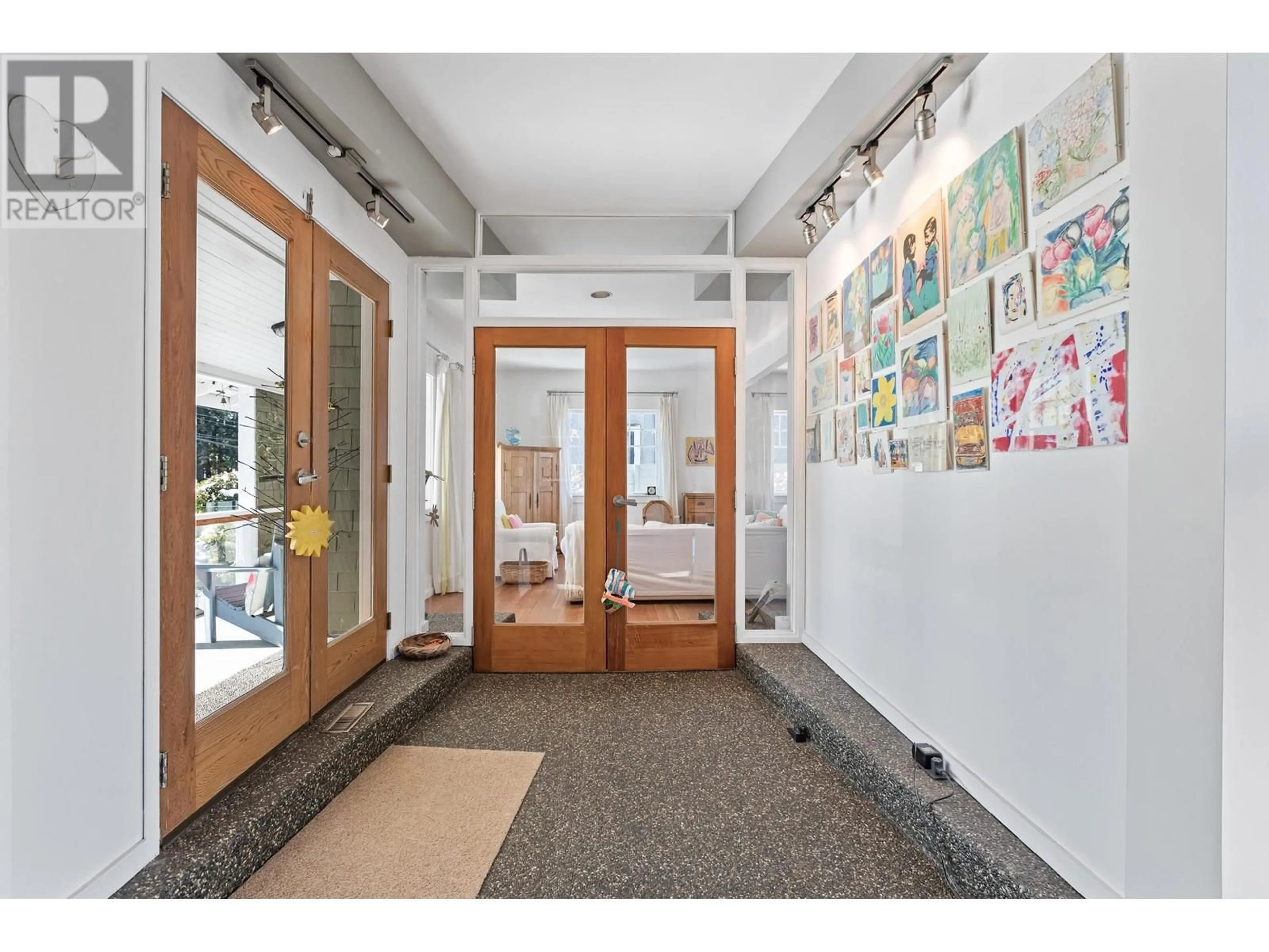 Indoor foyer for 2433 MATHERS AVENUE, West Vancouver British Columbia V7V2H9