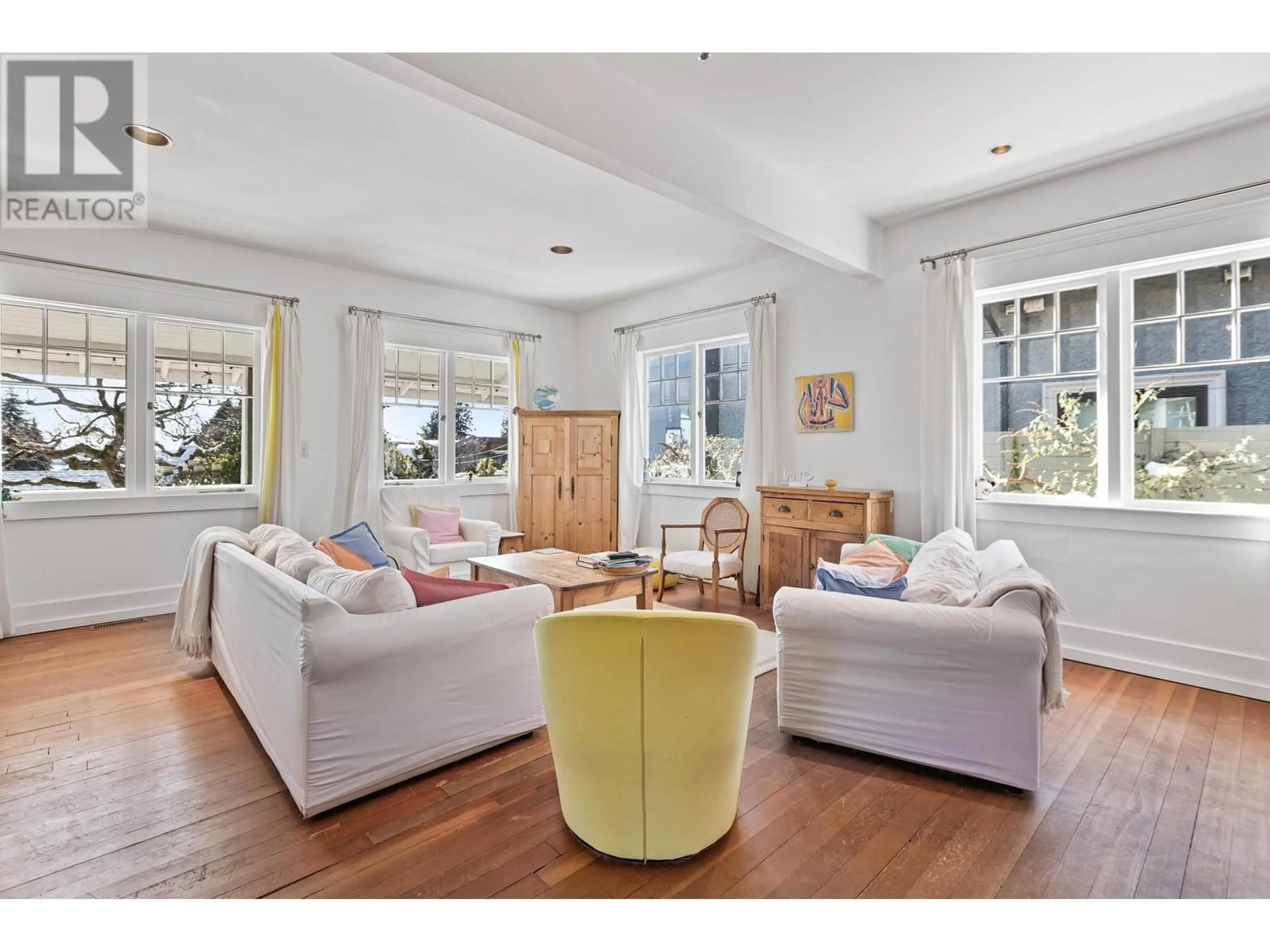 Living room with furniture, unknown for 2433 MATHERS AVENUE, West Vancouver British Columbia V7V2H9