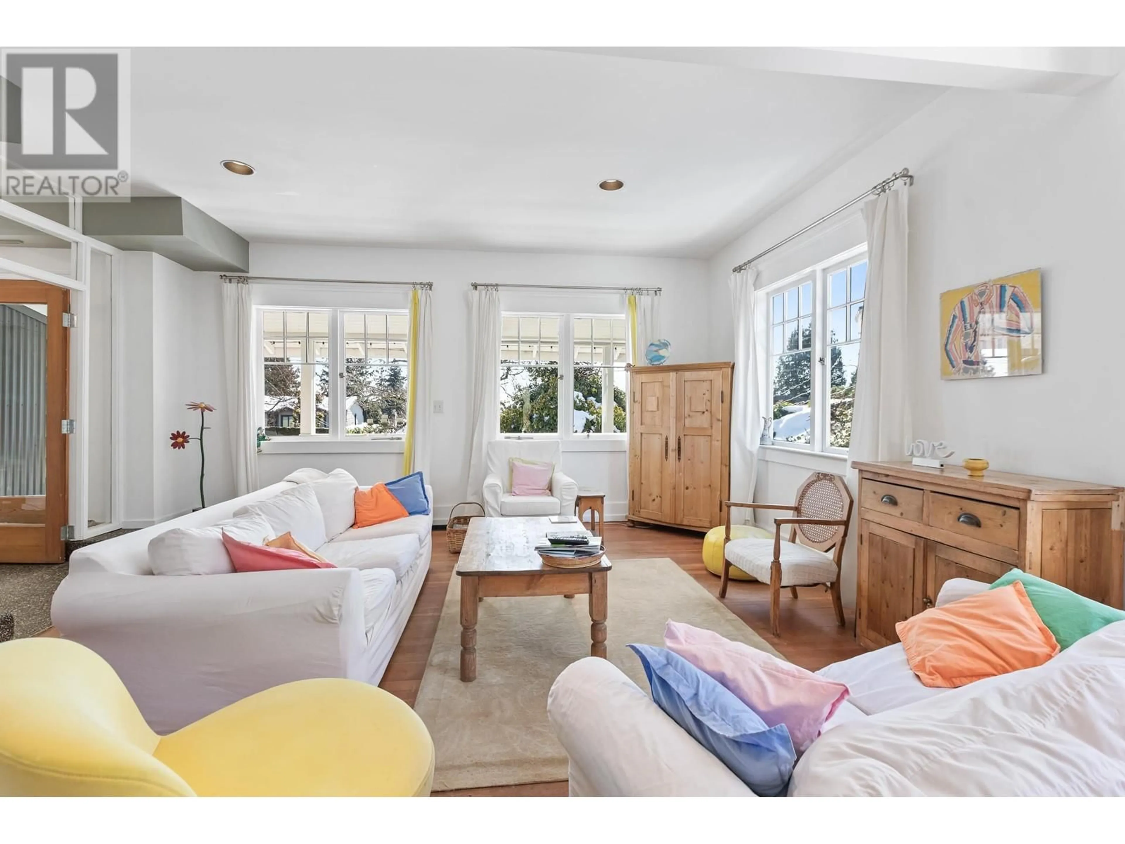 Living room with furniture, unknown for 2433 MATHERS AVENUE, West Vancouver British Columbia V7V2H9