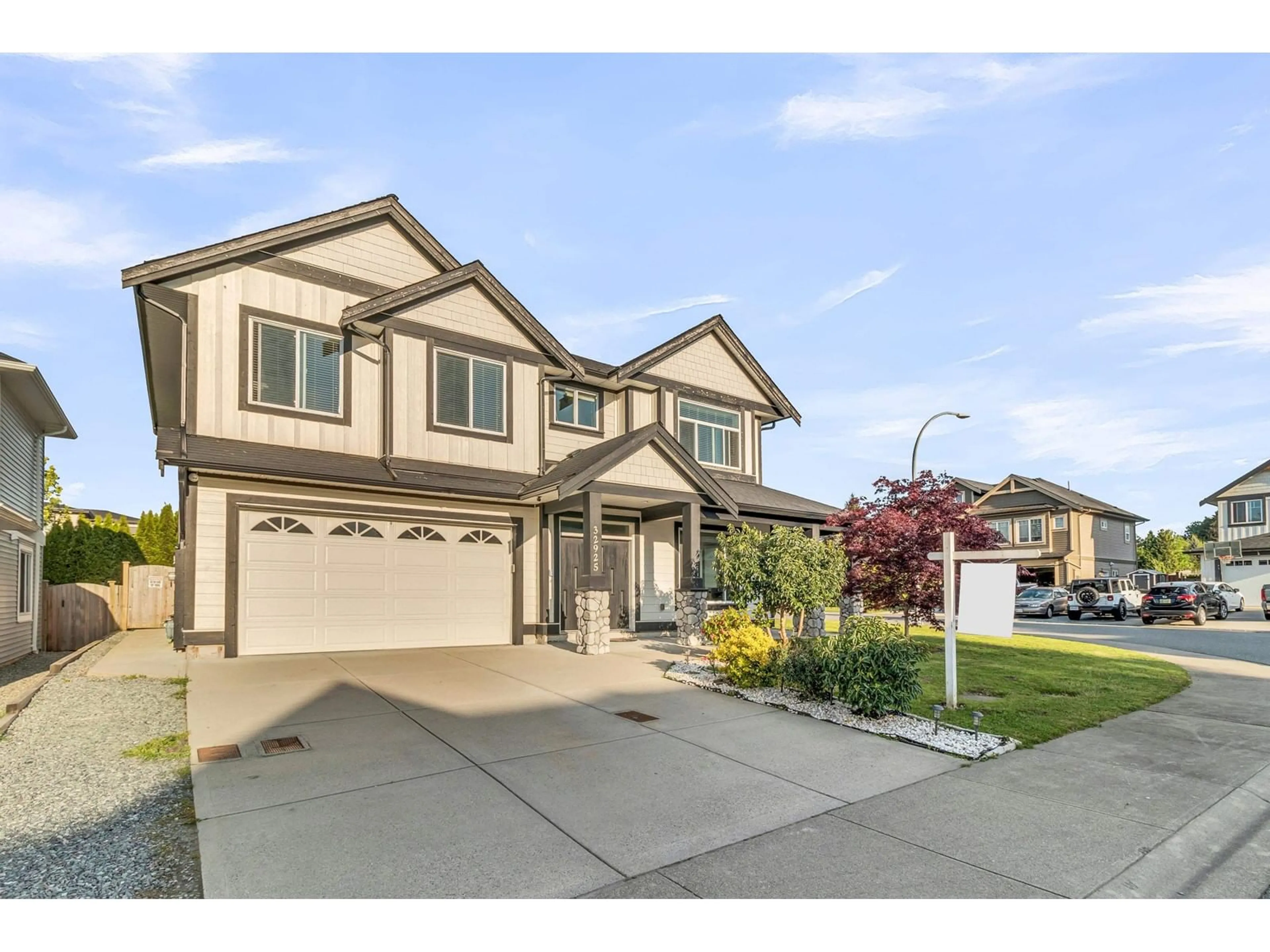 Home with vinyl exterior material, street for 32925 PEEBLES, Mission British Columbia V2V0C9