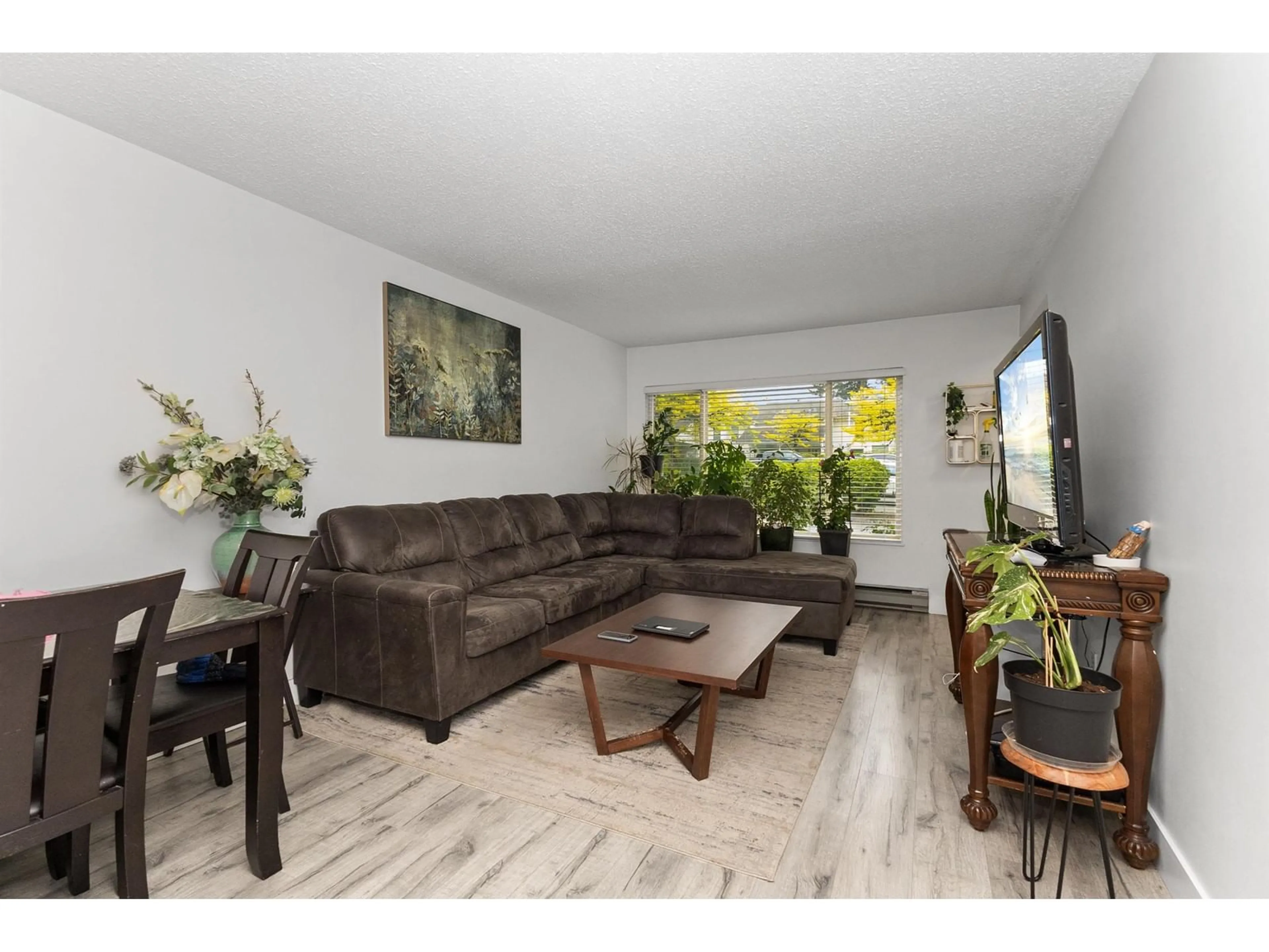 Living room with furniture, wood/laminate floor for 14 - 3075 TRETHEWEY, Abbotsford British Columbia V2T3R4