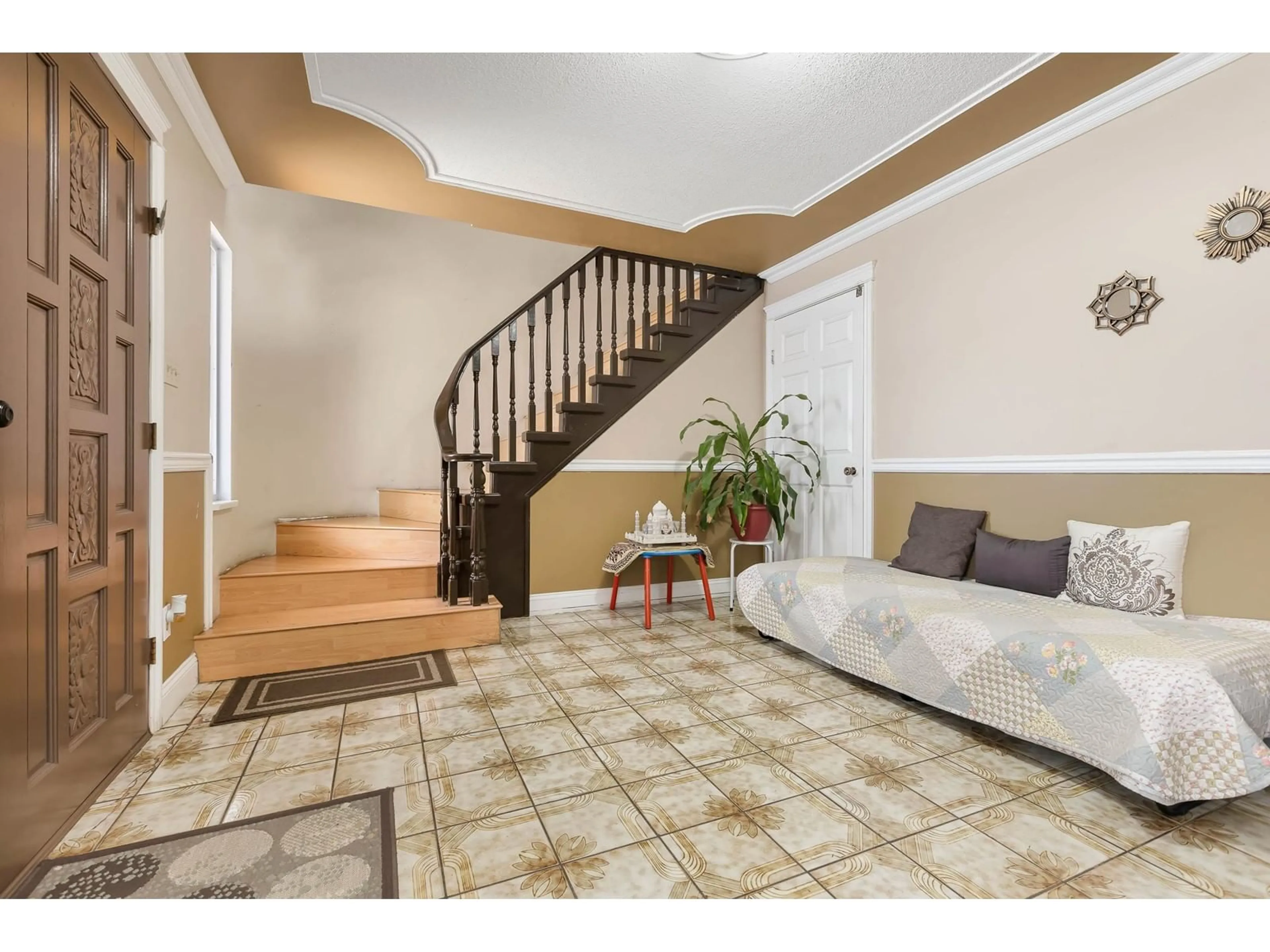 Indoor entryway for 12302 68, Surrey British Columbia V3W2C8