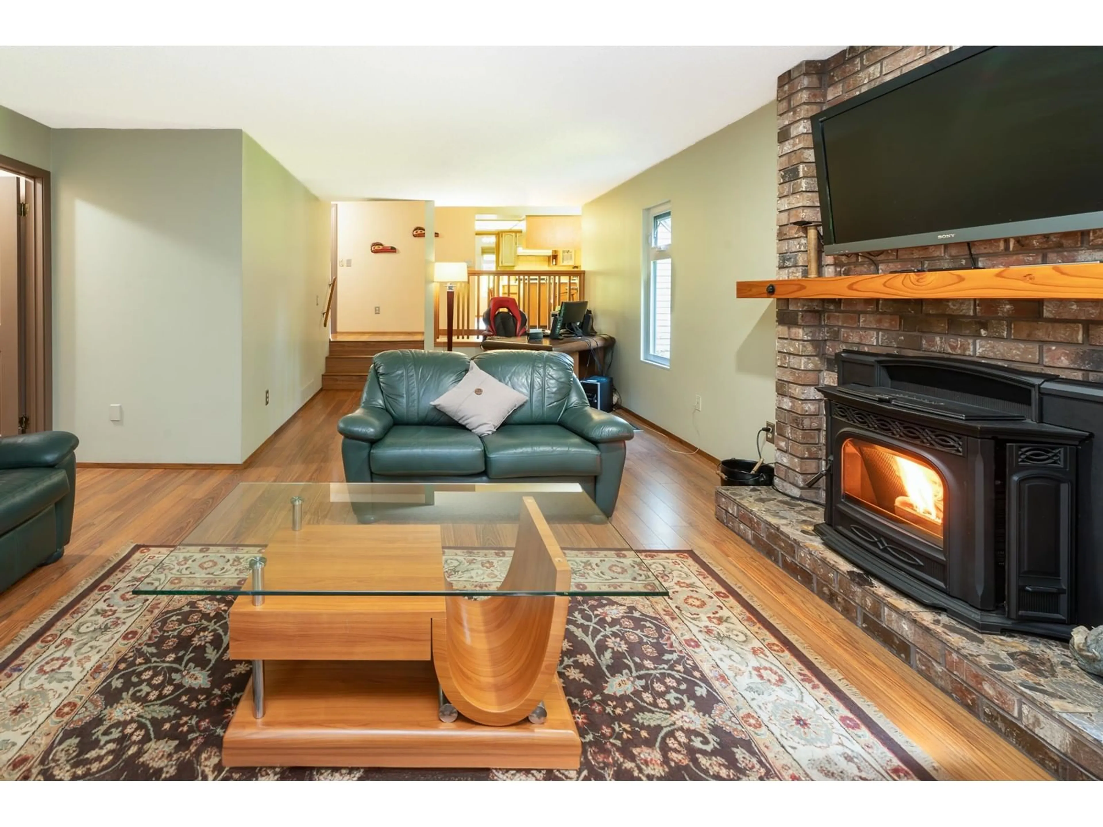 Living room with furniture, wood/laminate floor for 1833 133A, Surrey British Columbia V4A7M4