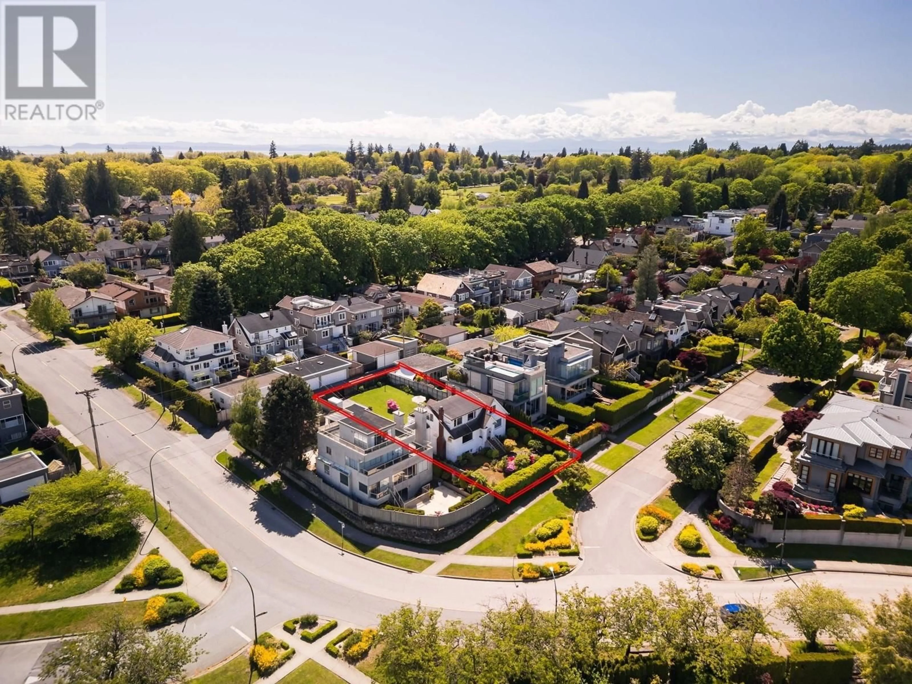 A pic from outside/outdoor area/front of a property/back of a property/a pic from drone, street for 2912 27TH AVENUE, Vancouver British Columbia V6L1W3