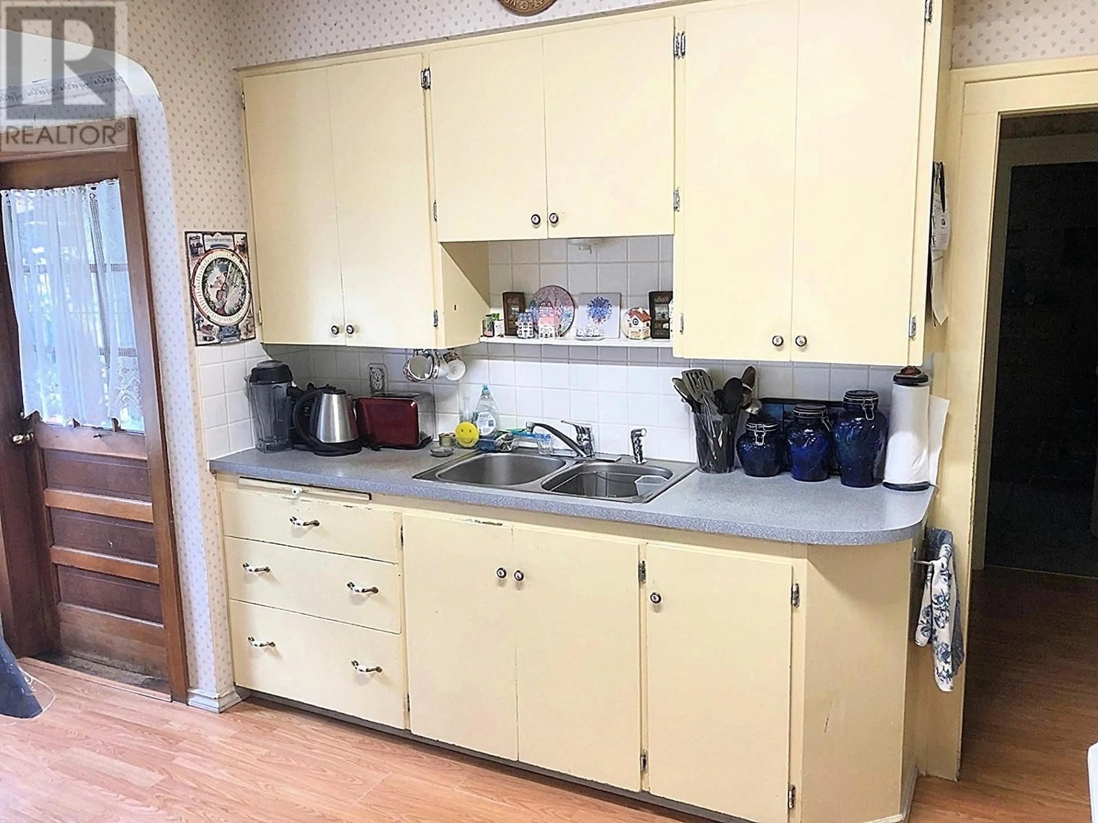 Standard kitchen, wood/laminate floor for 1496 15TH AVENUE, Vancouver British Columbia V5N2E8