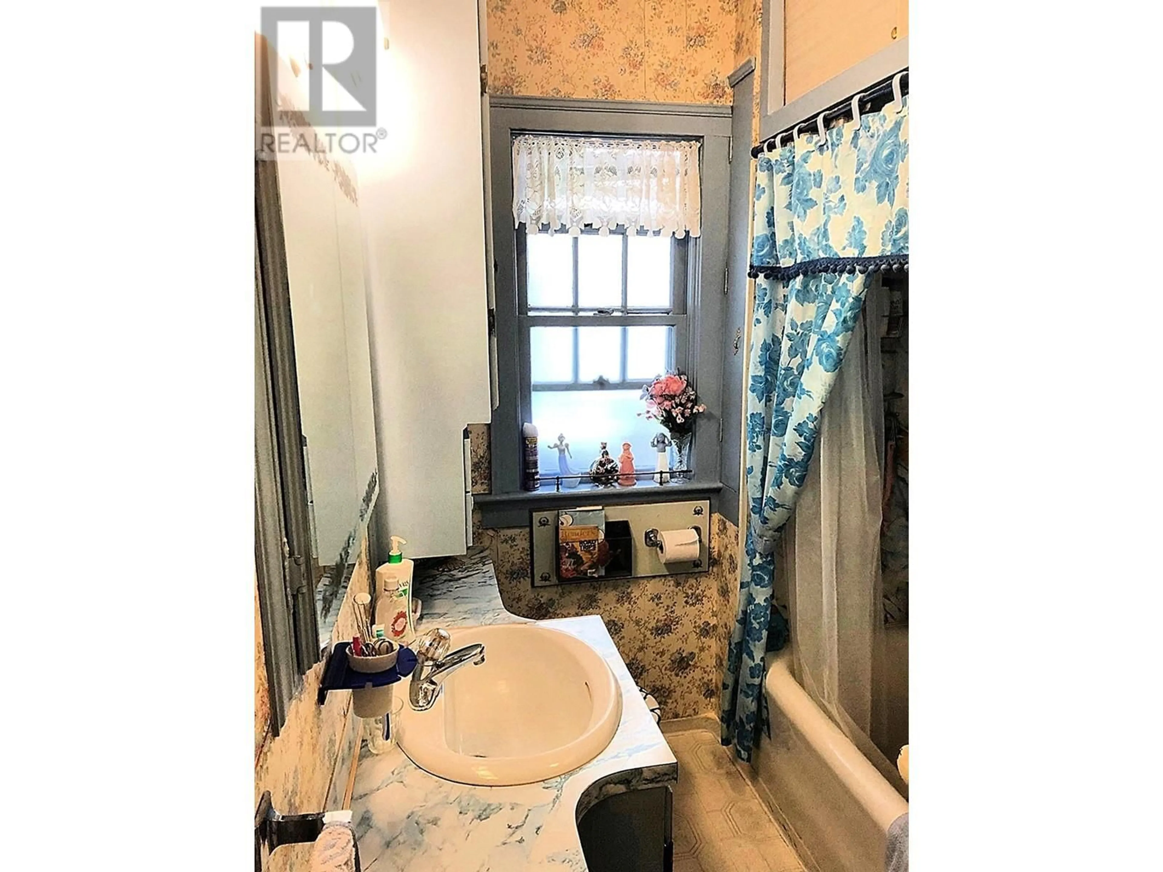 Standard bathroom, ceramic/tile floor for 1496 15TH AVENUE, Vancouver British Columbia V5N2E8