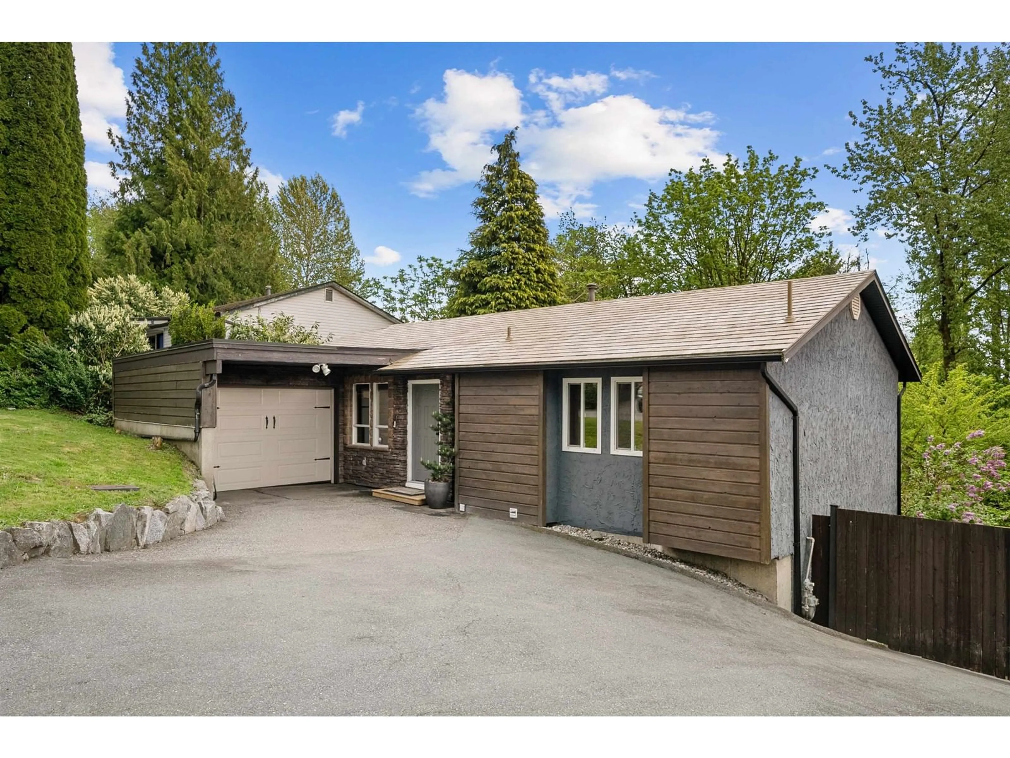 A pic from outside/outdoor area/front of a property/back of a property/a pic from drone, street for 32718 CHARNLEY, Mission British Columbia V2V5R7