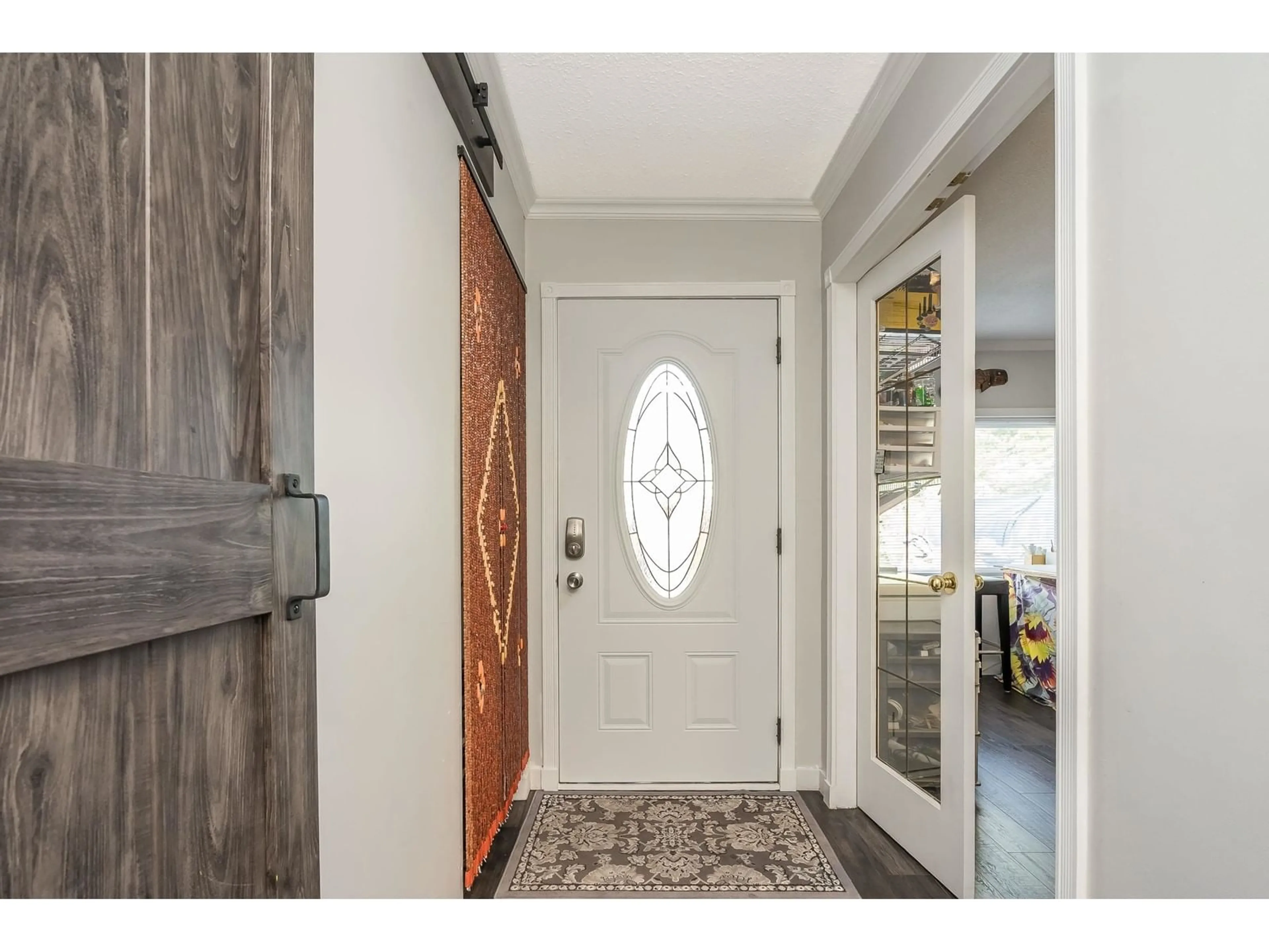 Indoor entryway for 404 BRUNEAU, Langley British Columbia V4W3K9