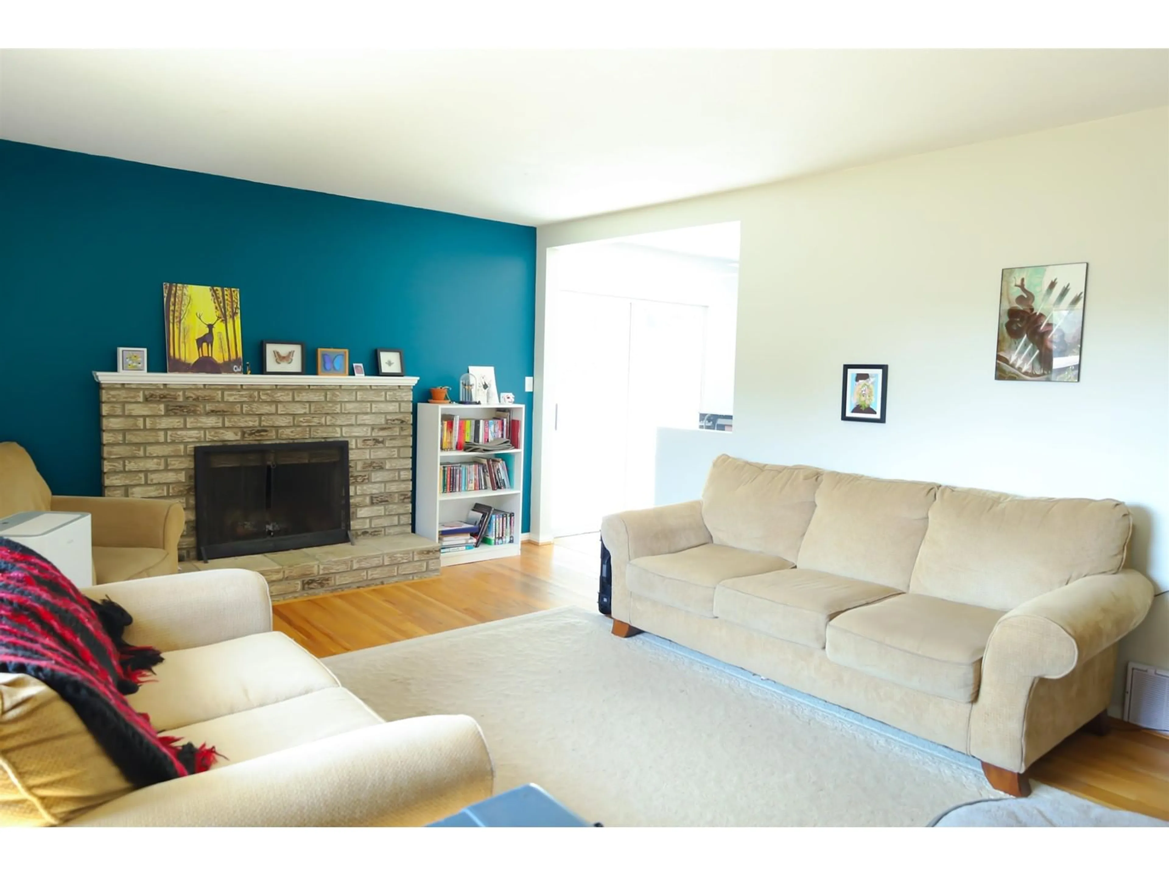 Living room with furniture, wood/laminate floor for 11093 PATRICIA, Delta British Columbia V4C3A5
