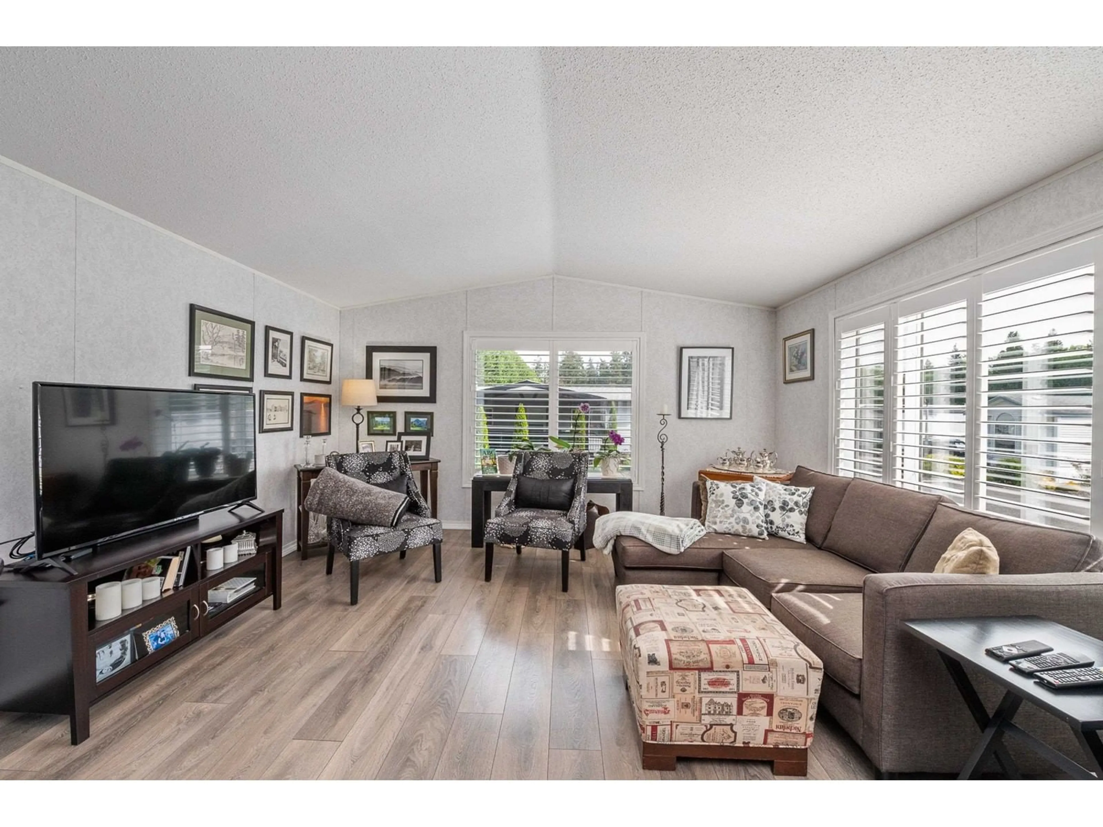 Living room with furniture, wood/laminate floor for 53 - 2270 196, Langley British Columbia V2Z1N6