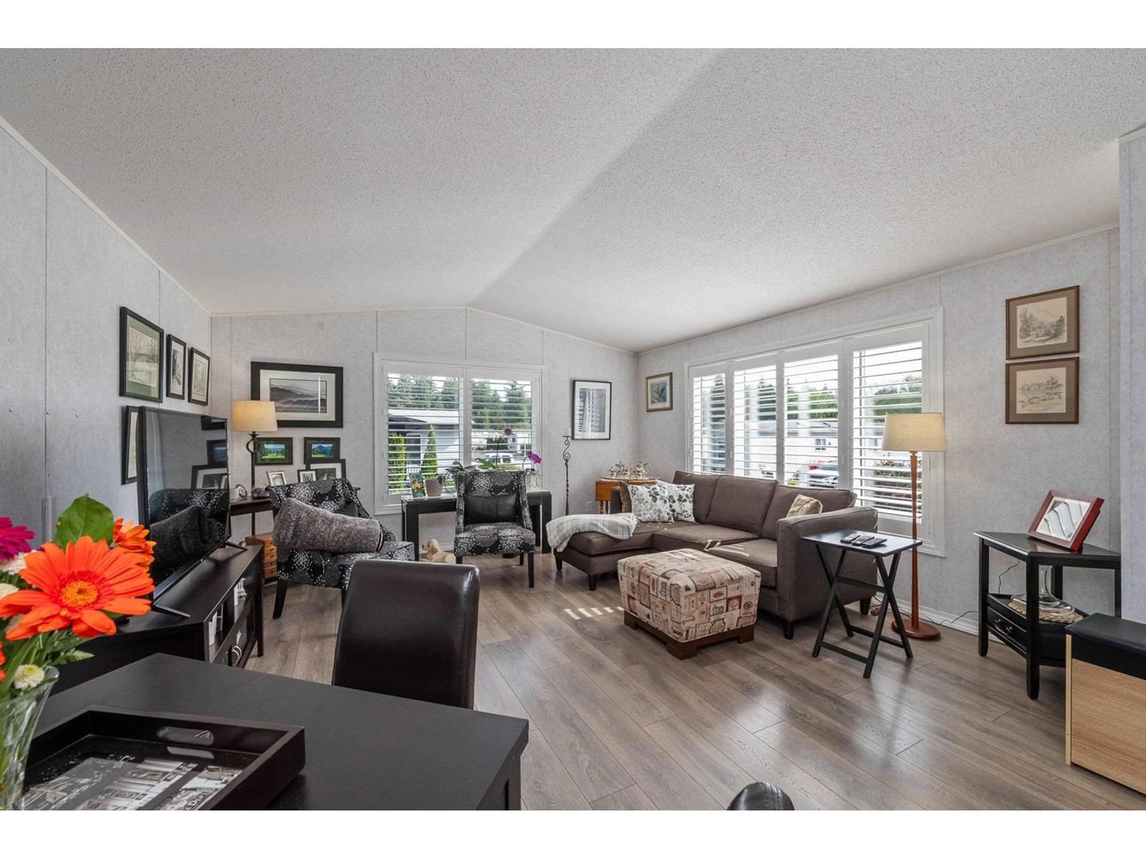 Living room with furniture, wood/laminate floor for 53 - 2270 196, Langley British Columbia V2Z1N6