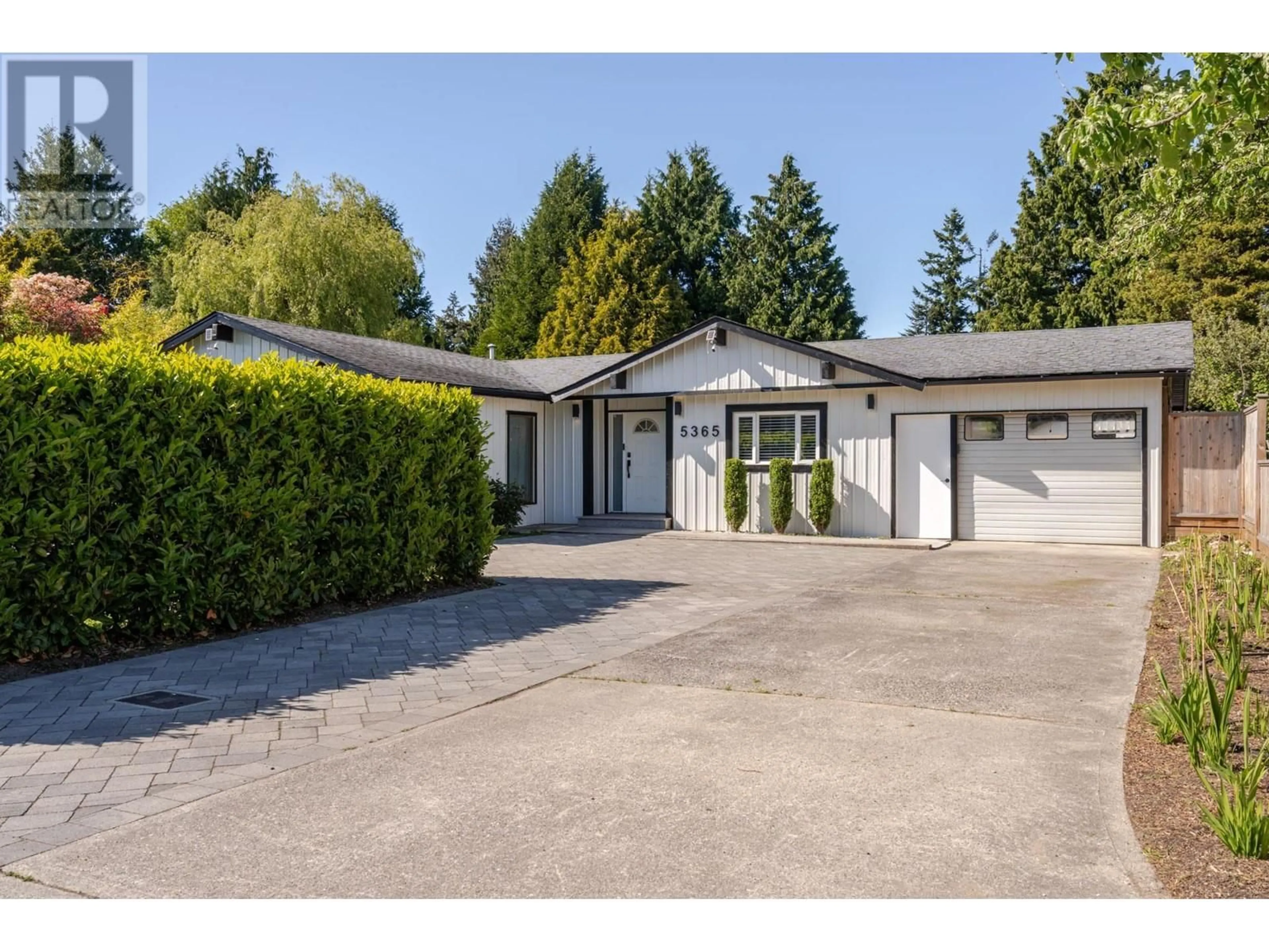 A pic from outside/outdoor area/front of a property/back of a property/a pic from drone, street for 5365 1ST AVENUE, Delta British Columbia V4M1B8