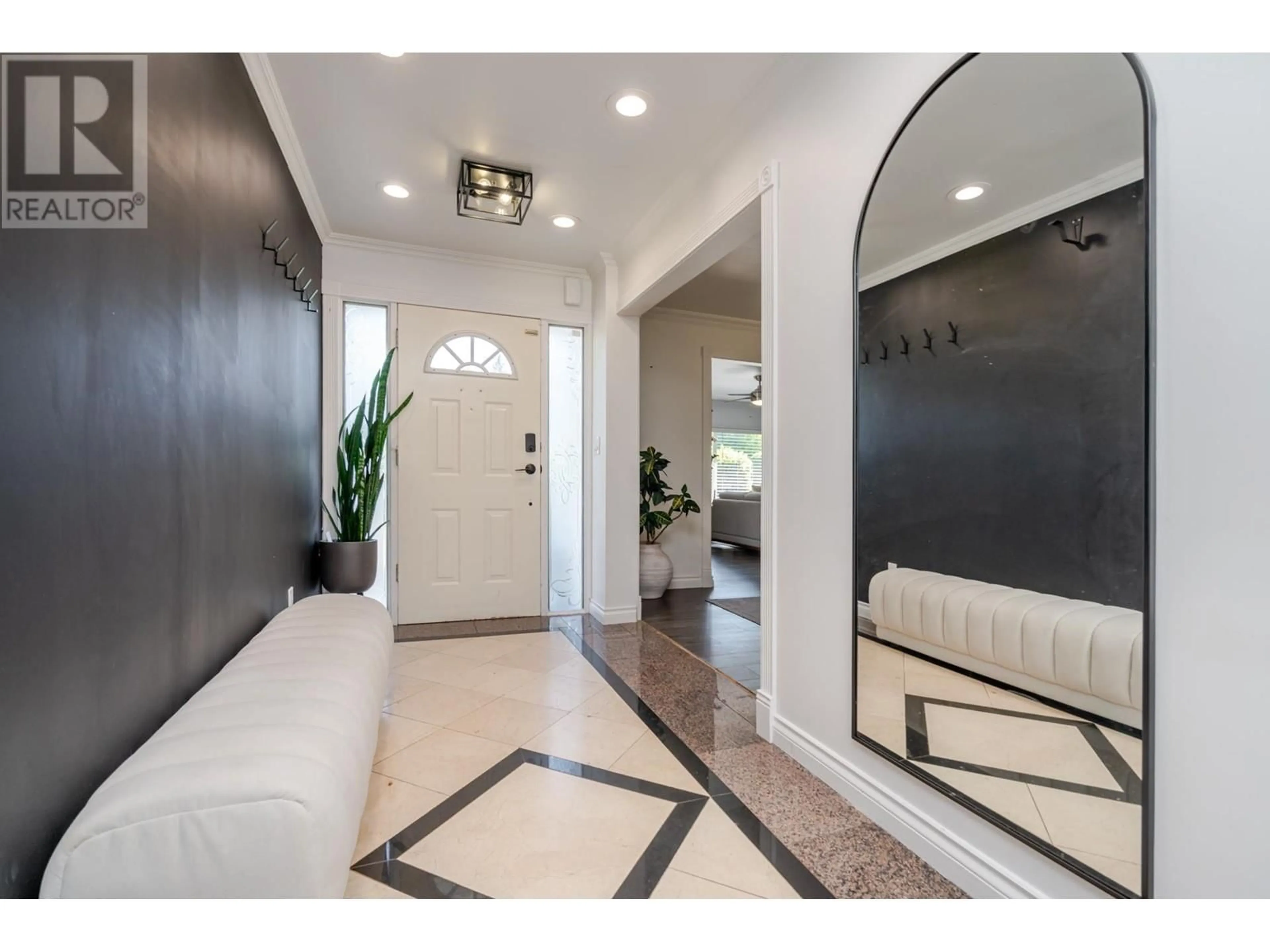 Indoor entryway for 5365 1ST AVENUE, Delta British Columbia V4M1B8