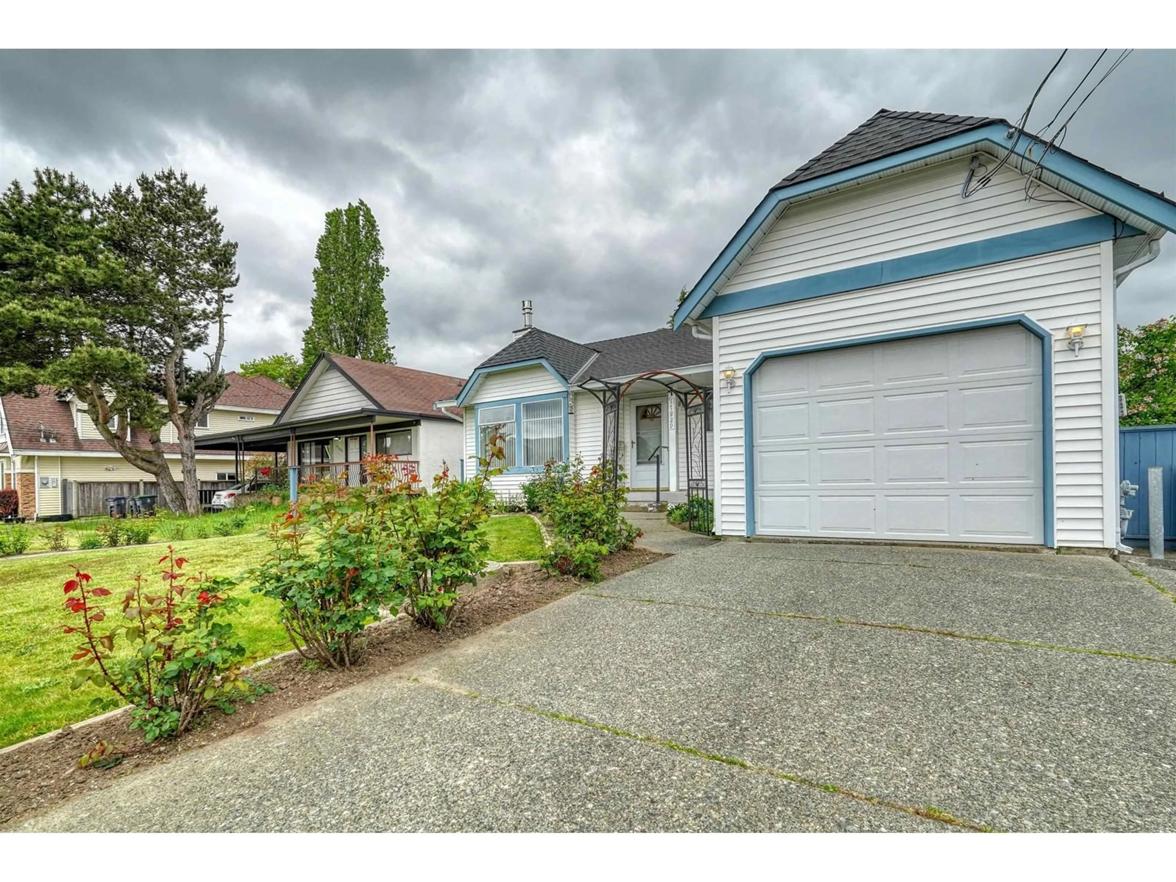 A pic from outside/outdoor area/front of a property/back of a property/a pic from drone, street for 17829 59, Surrey British Columbia V3S1P6