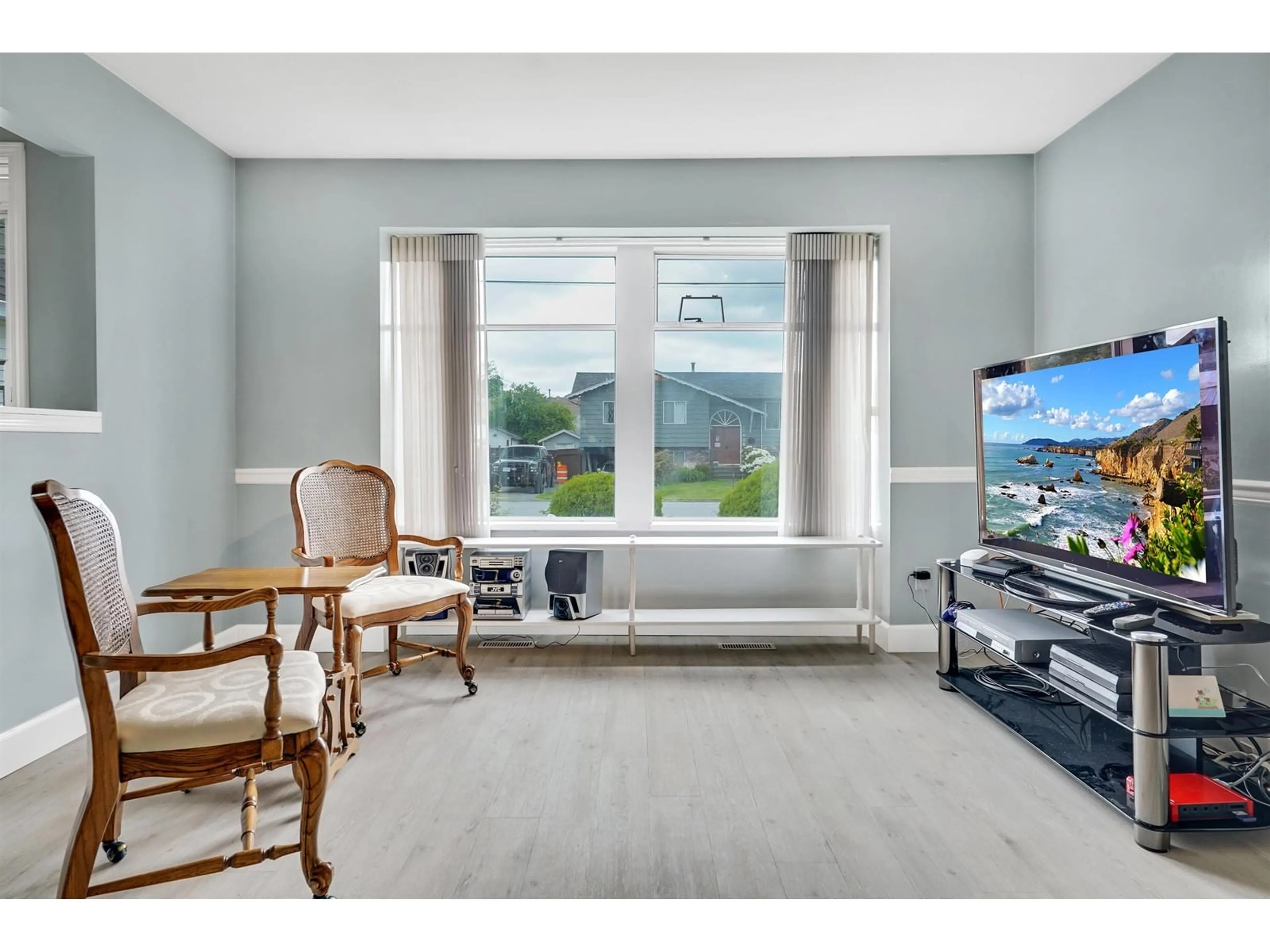 Living room with furniture, unknown for 17829 59, Surrey British Columbia V3S1P6