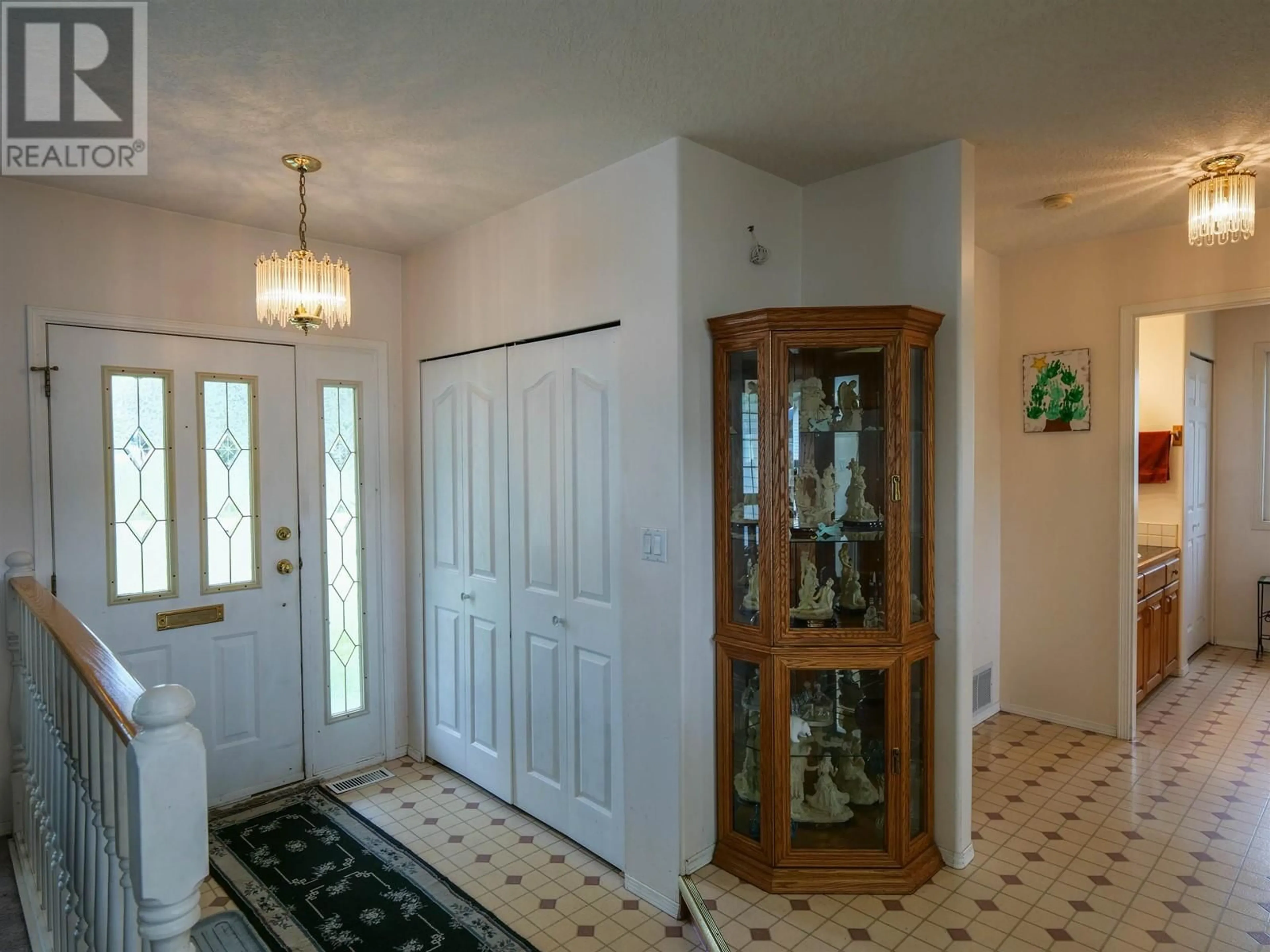 Indoor entryway for 1002 MAPLE HEIGHTS ROAD, Quesnel British Columbia V2J3X3