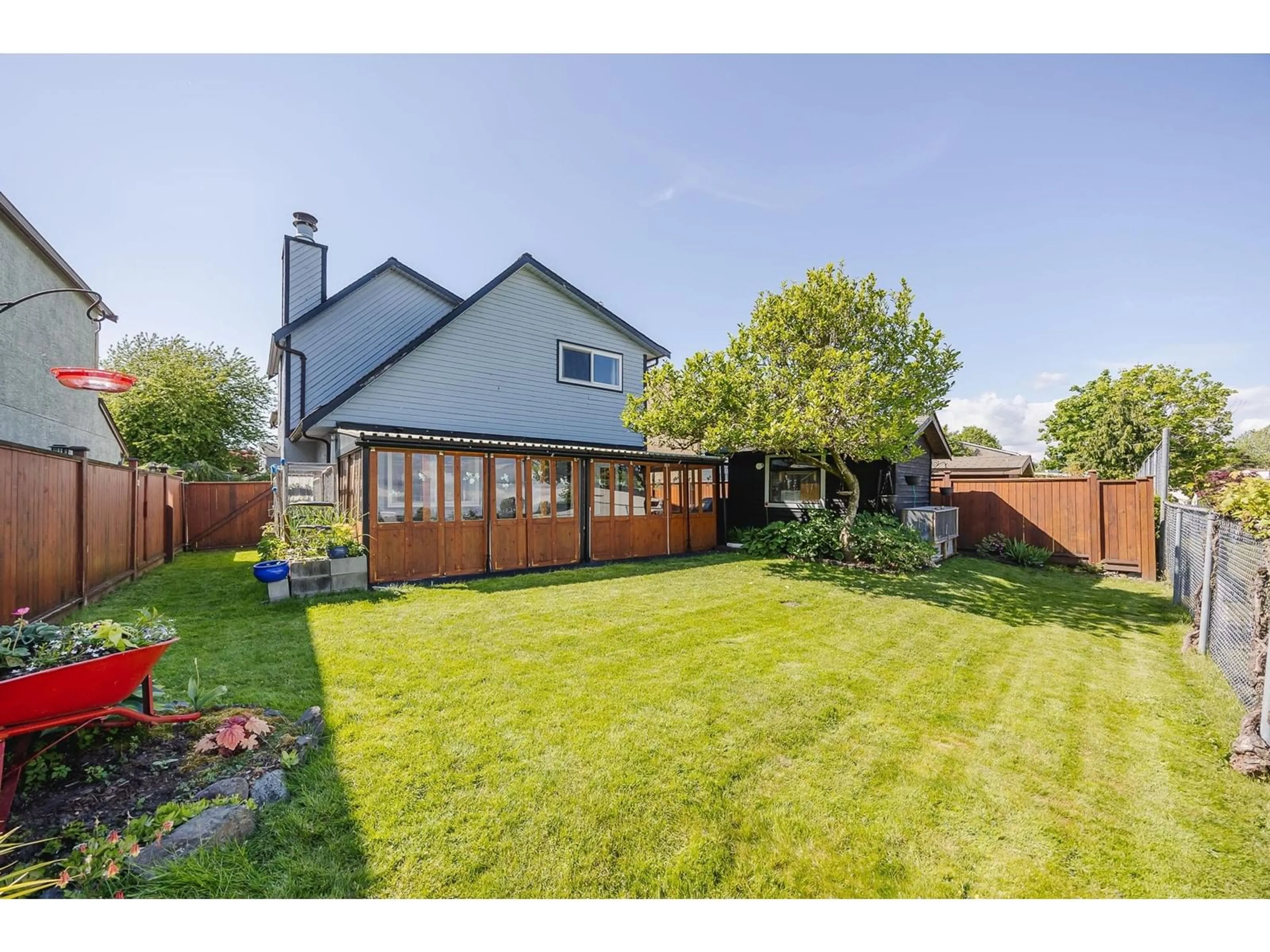 A pic from outside/outdoor area/front of a property/back of a property/a pic from drone, street for 2112 WINSTON, Langley British Columbia V2Y1H5