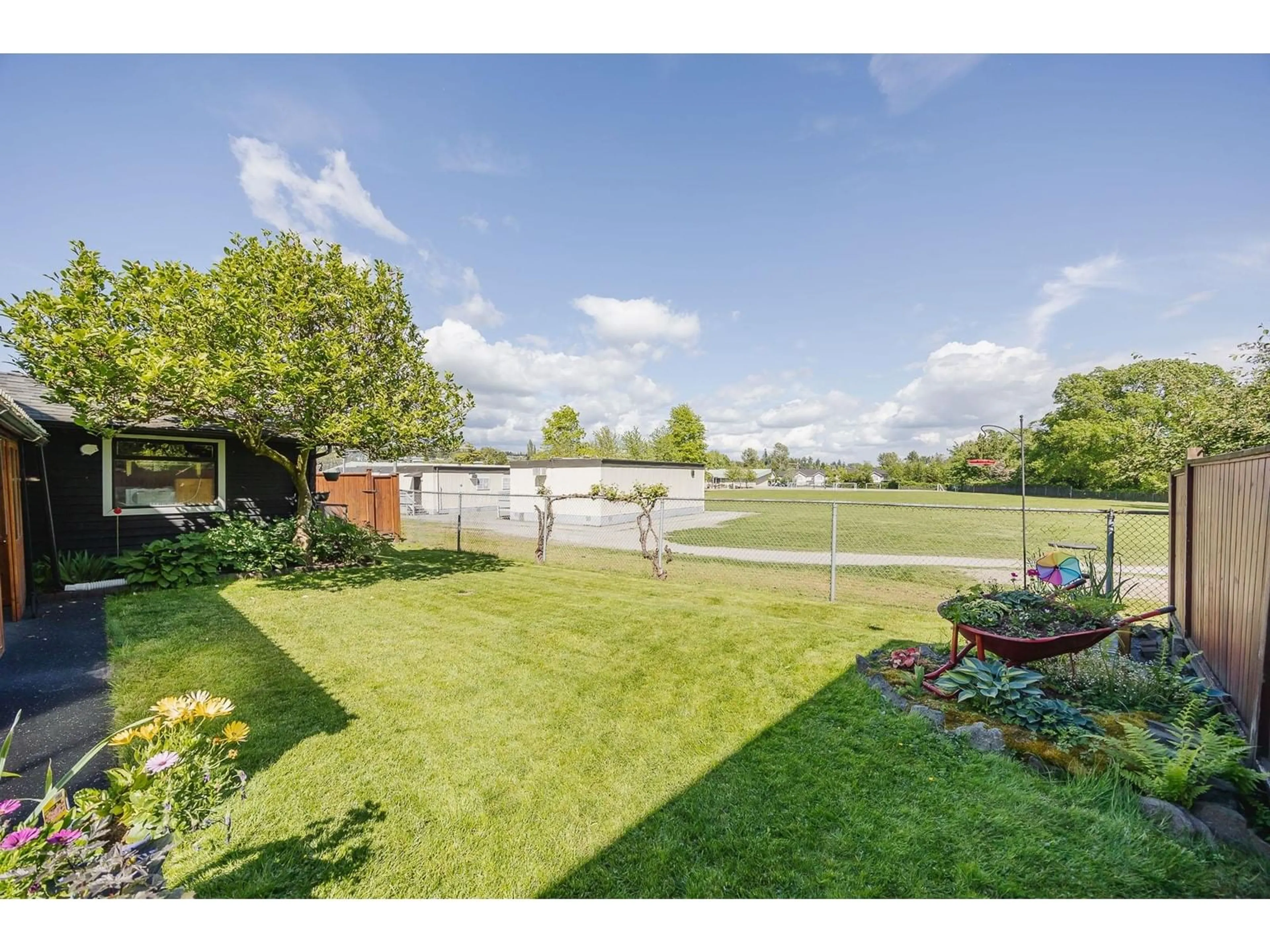 A pic from outside/outdoor area/front of a property/back of a property/a pic from drone, water/lake/river/ocean view for 2112 WINSTON, Langley British Columbia V2Y1H5