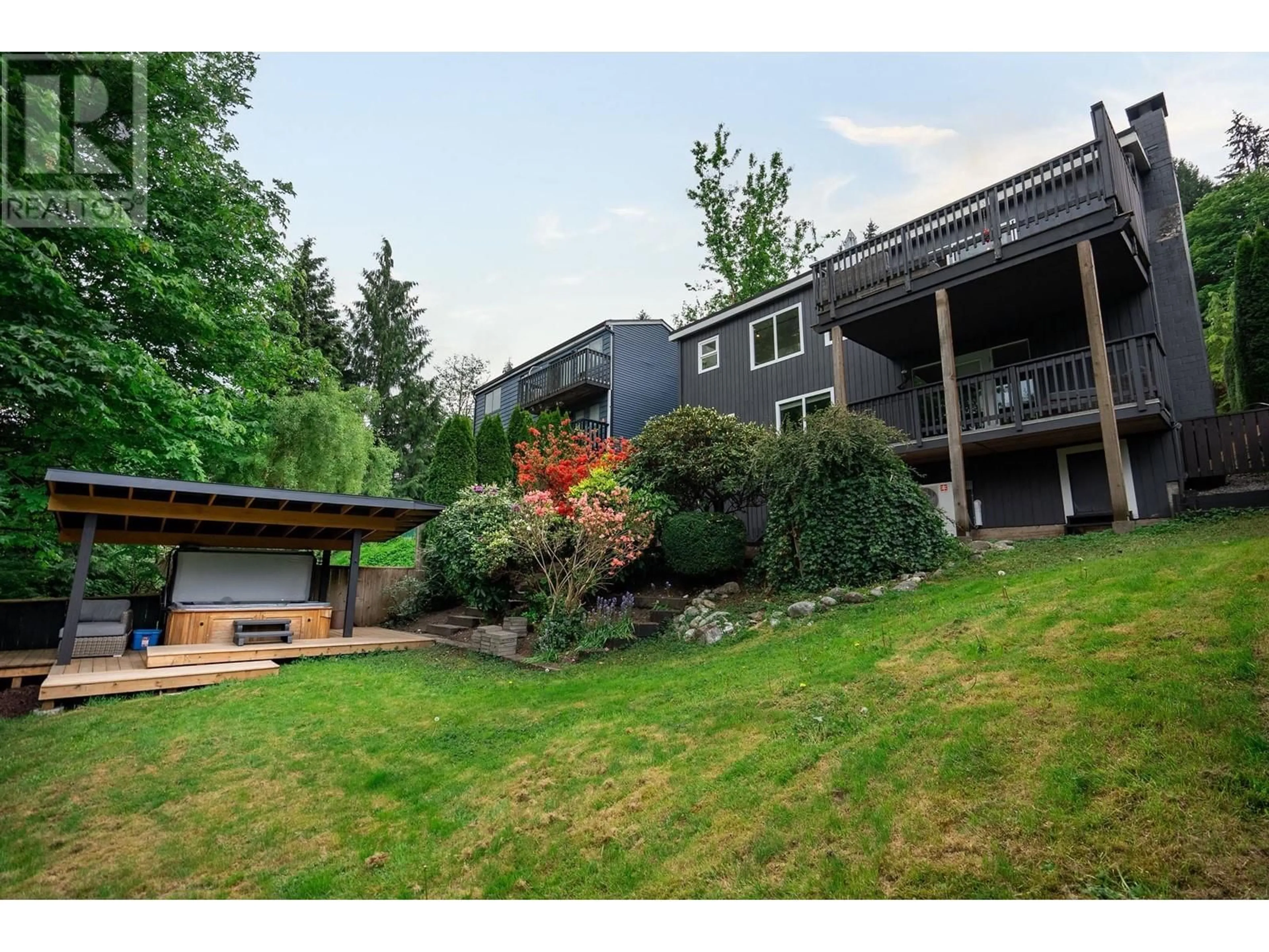 A pic from outside/outdoor area/front of a property/back of a property/a pic from drone, mountain view for 4 NOBLE COURT, Port Moody British Columbia V3H3Z5