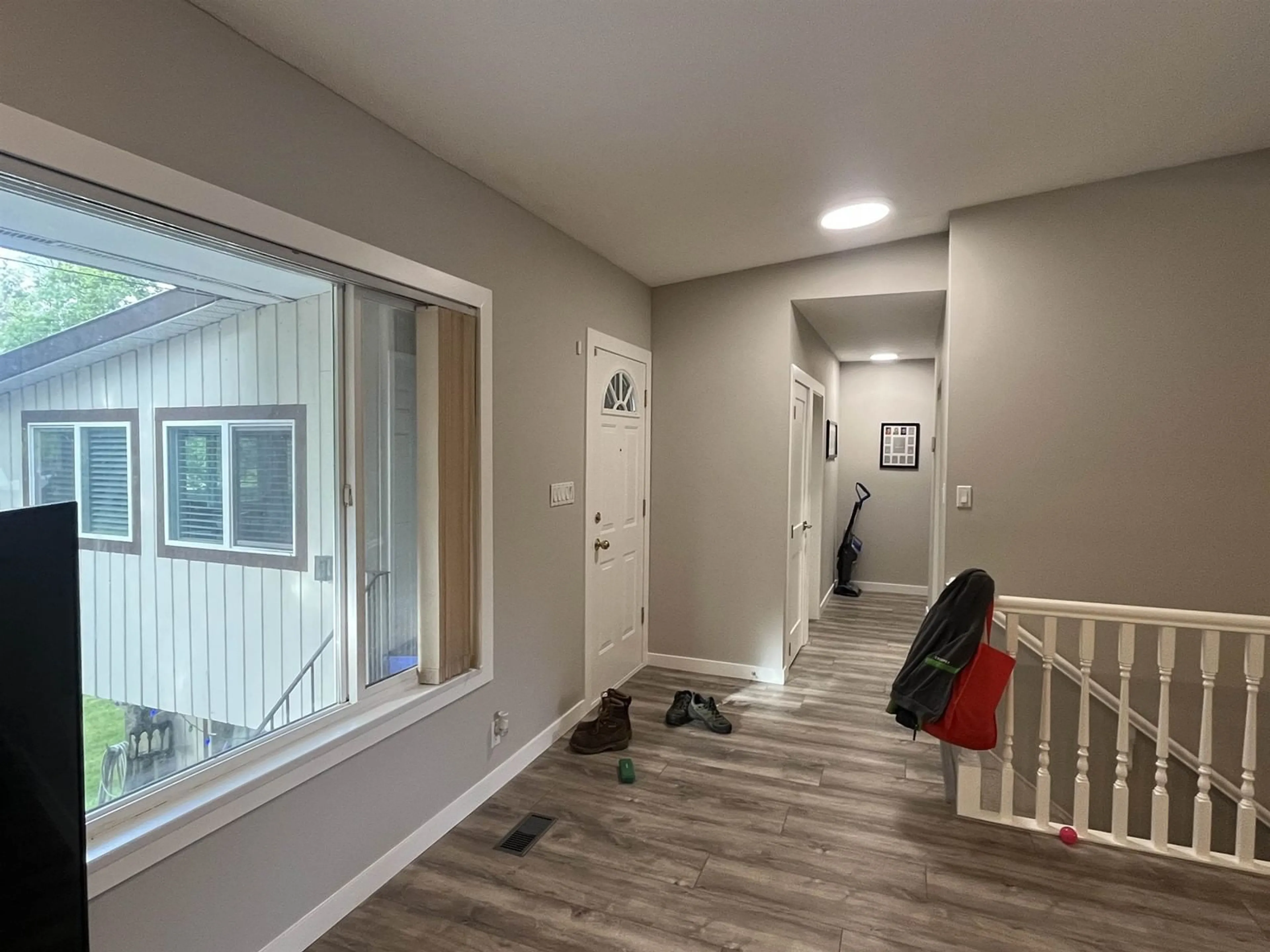 Indoor entryway for 11380 LANSDOWNE, Surrey British Columbia V3R4Z9