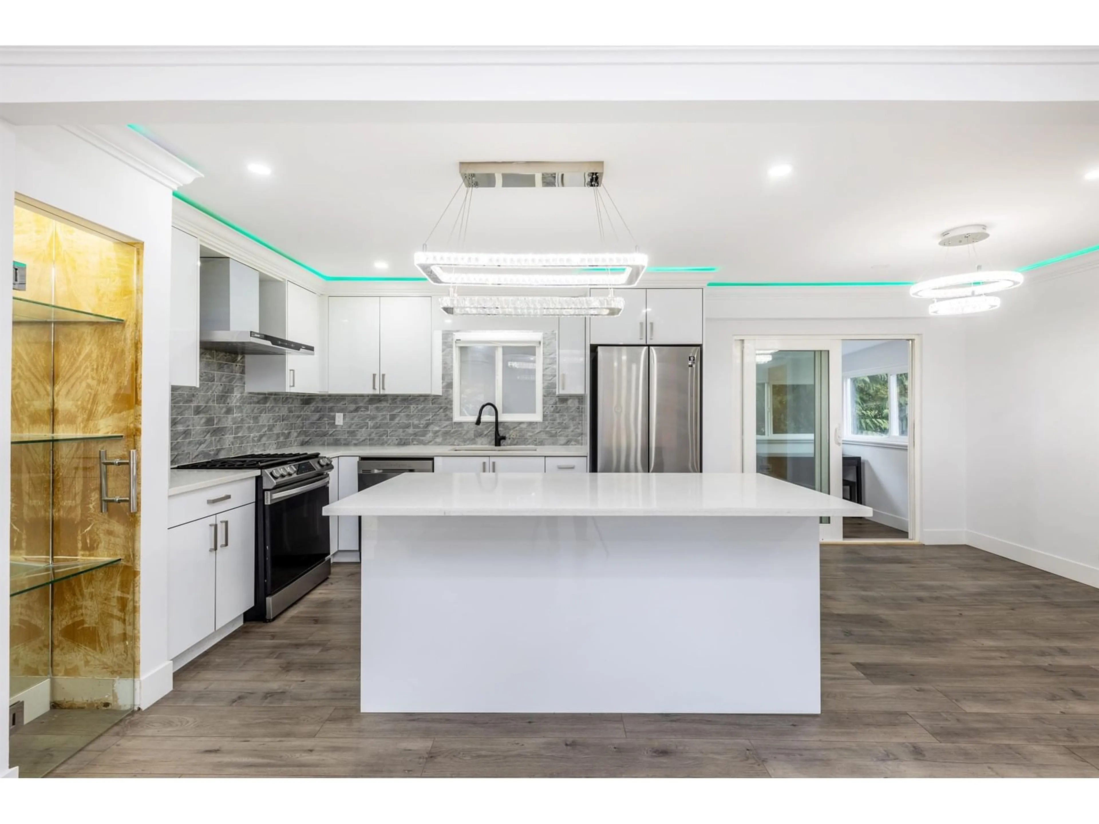 Open concept kitchen, ceramic/tile floor for 12828 MARINE, Surrey British Columbia V4A1C6