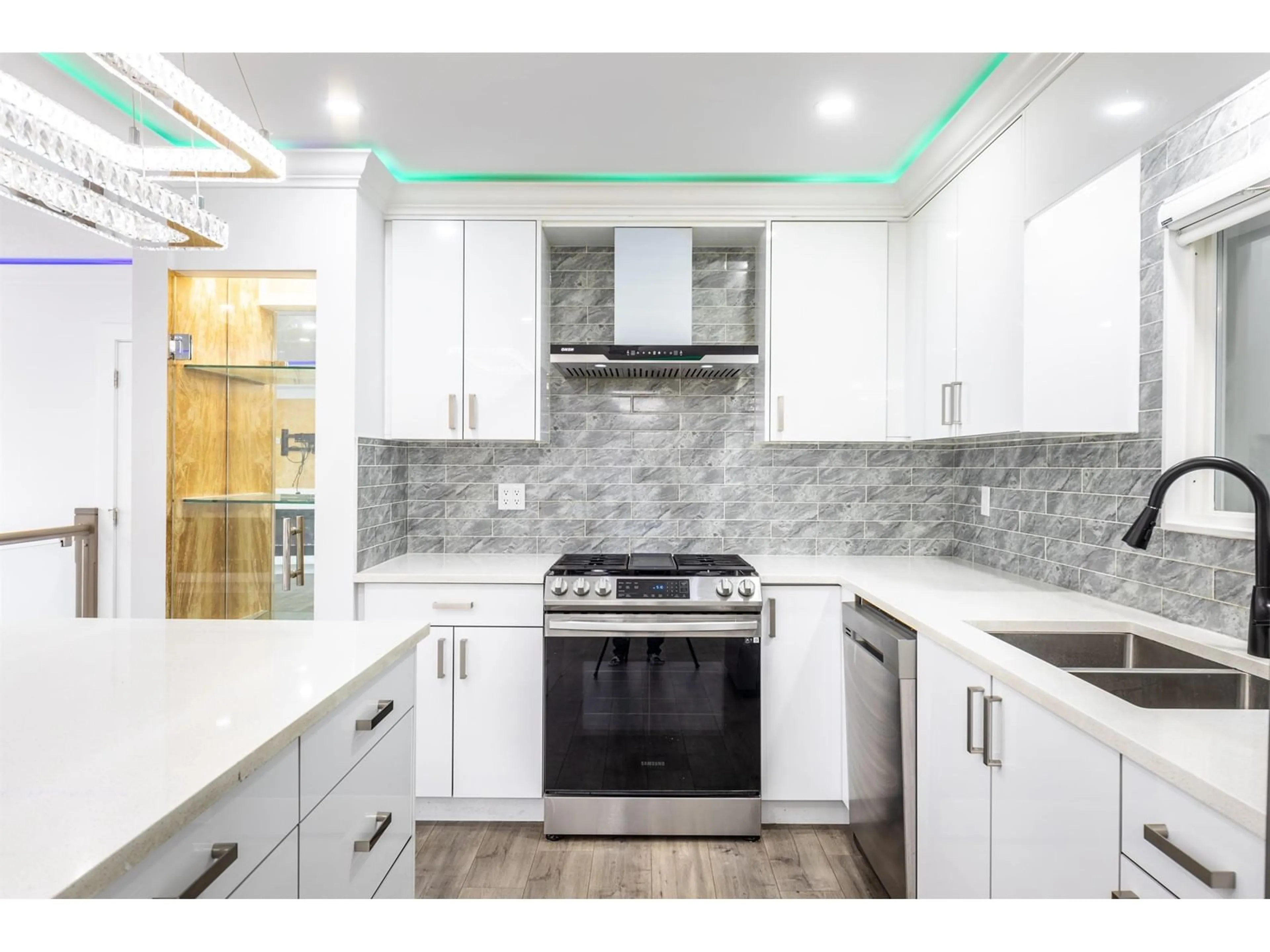 Contemporary kitchen, ceramic/tile floor for 12828 MARINE, Surrey British Columbia V4A1C6
